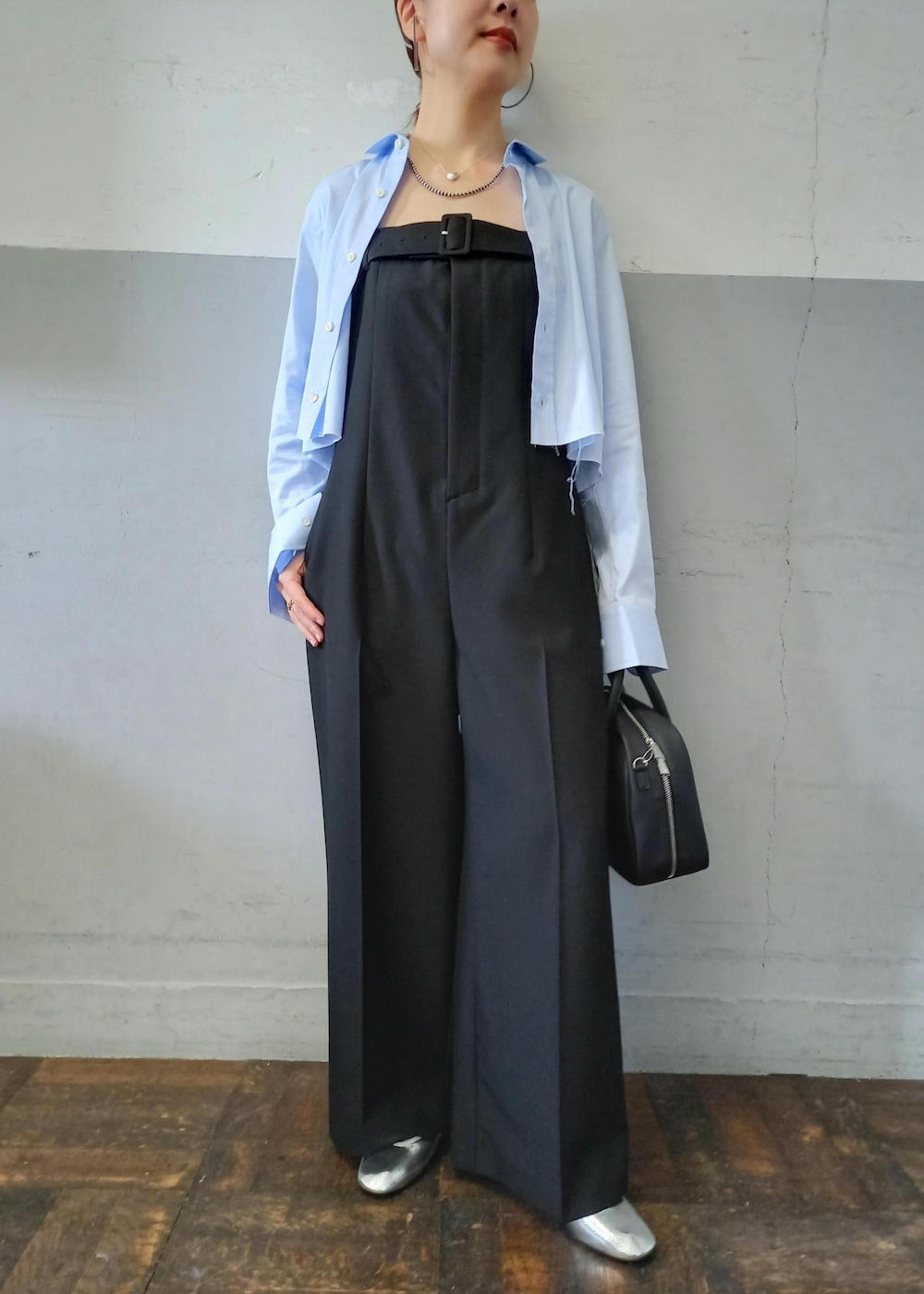「HOMMEgirls、オムガールズ、メリージェーン、ボストン、ブルー、長袖、シャツ、ライトブルー、襟、ワイシャツ、ワイド、十分丈、オールインワン、サロペット、オーバーオール」｜「ADAM ET ROPE'の【サステナブル】ラウンドミニロゴボストンバッグ（ボストンバッグ、ブラック系）」を使った、touharaさん（レディース・158cm）の秋コーディネートの3枚目の写真