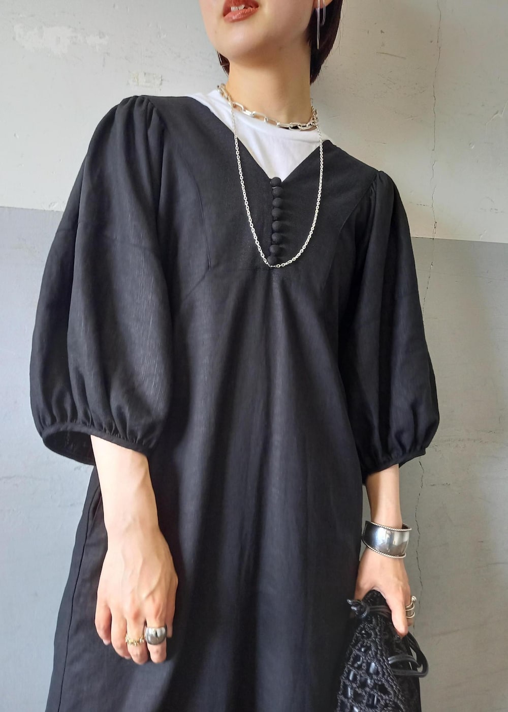 「TAW&TOE、トーアンドトー、ロゴtee、ロゴ、逸品、ブラック、ロング、ワンピース、サンダル、厚底、トング、ADAM ET ROPÉ、FEMME、SDGs、サステナブル」｜「ADAM ET ROPE'のネオンロゴTEE（Tシャツ/カットソー、ホワイト系）」を使った、touharaさん（レディース・158cm）の夏コーディネートの4枚目の写真