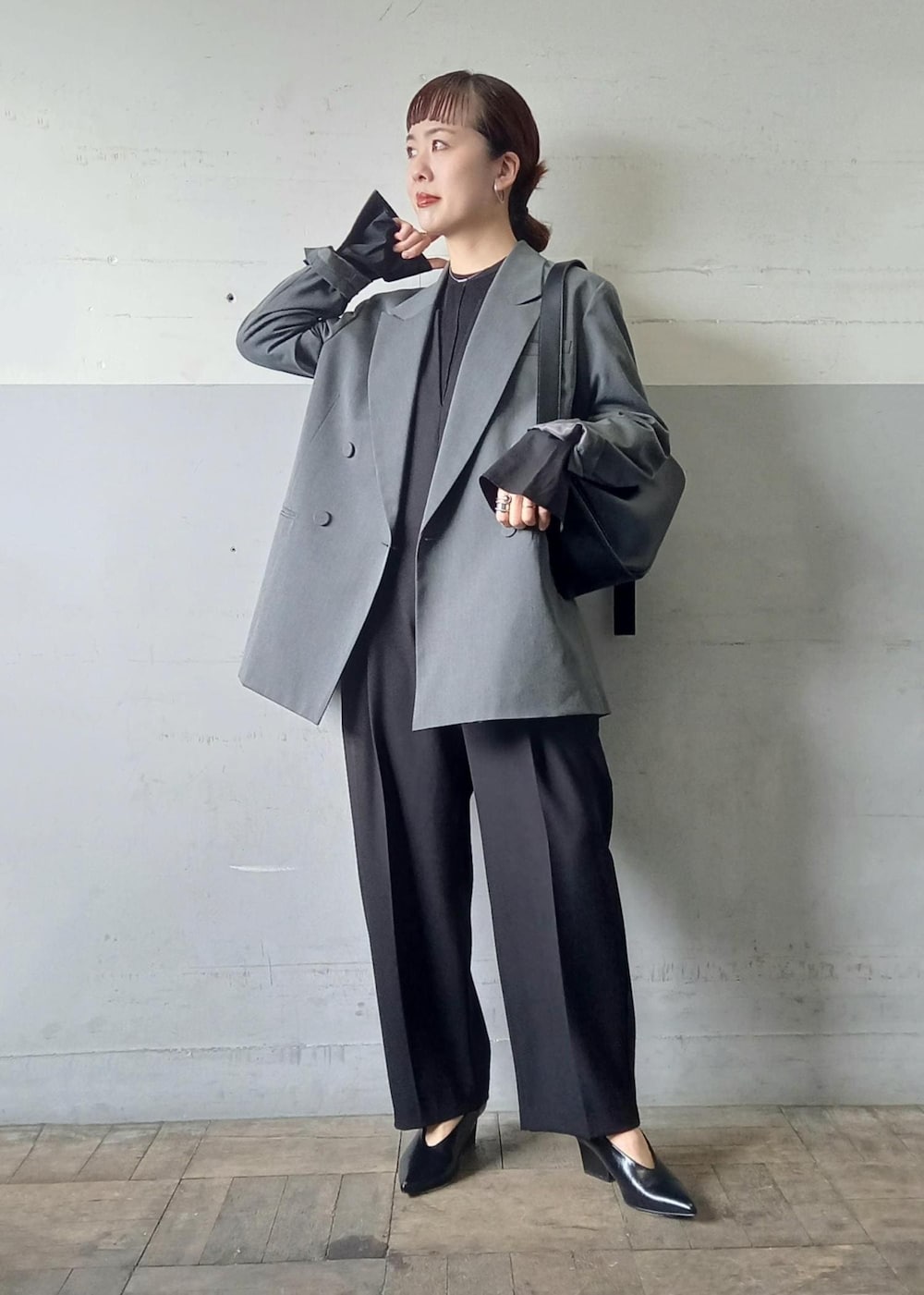 「バレルパンツ、卒業式、卒園式、入学式、入園式、初春コーデ、春コーデ、お仕事コーデ、セレモニーコーデ、卒業式コーデ、卒園式コーデ、授業参観日コーデ、入学式コーデ、入園式コーデ、お出かけコーデ」|「ADAM ET ROPE'のフォルムヒールポインテッドパンプス(パンプス、ブラック系)」を使った、touharaさん(レディース・158cm)の冬コーディネートの3枚目の写真