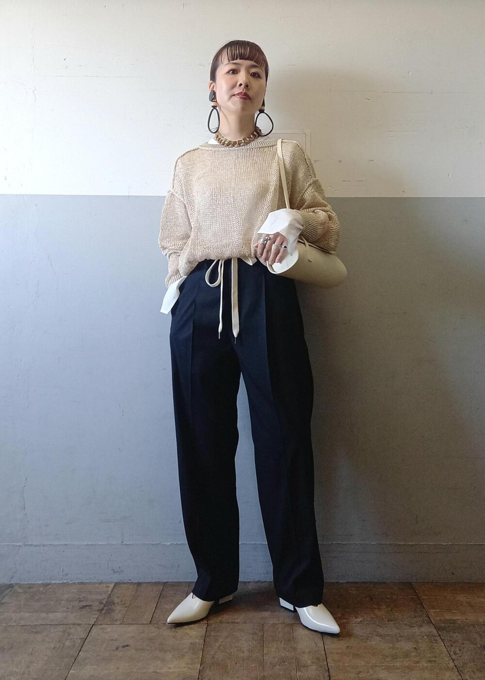 「ceremony_pickup、おすすめトップス、ラミーニット、セットアップ対応、初春コーデ、春コーデ、お仕事コーデ、お出かけコーデ、モード、レイヤード、パンツスタイル、体型カバー、モノトーンコーデ、メンズライク、シンプルコーデ」|「ADAM ET ROPE'のMOL Rollバッグ(ショルダーバッグ、ホワイト系)」を使った、touharaさん(レディース・158cm)の冬コーディネートの3枚目の写真