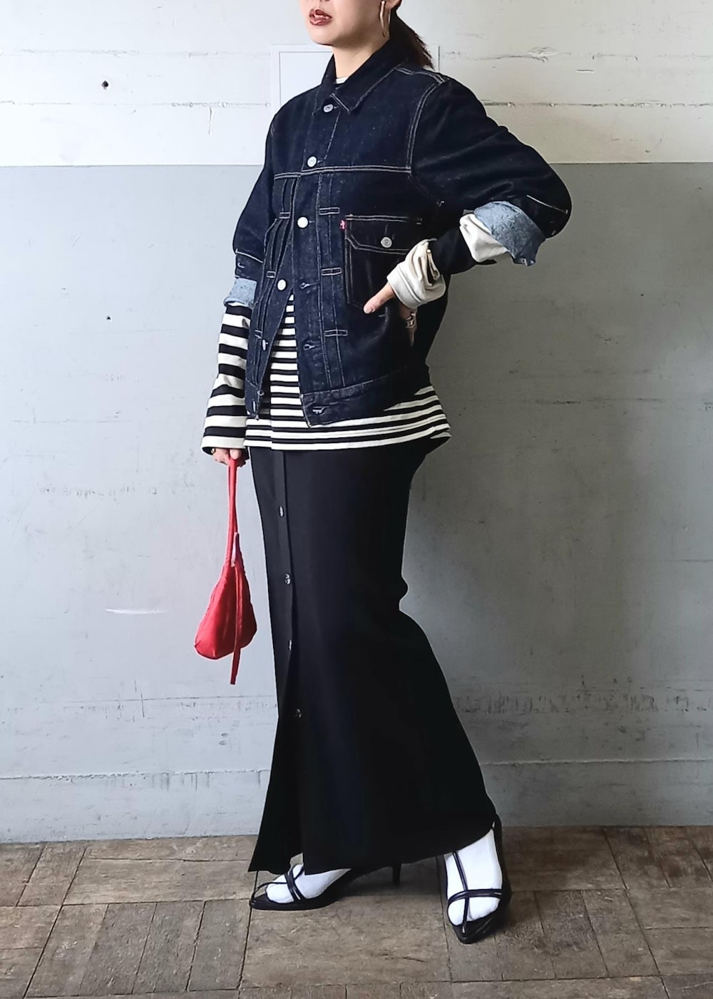 「24SS春の新作、24SS、着映えトップス、GFGS、ジーエフジーエス、Levi's、リーバイス、別注、kokyo、コキヨ、BIOTOP、ビオトープ、春アウター、ハンドバッグ、ブラック」|「ADAM ET ROPE'の【G.F.G.S. for ADAM ET ROPE'】別注ボートネックボーダー(Tシャツ/カットソー、ブラック系)」を使った、touharaさん(レディース・158cm)の冬コーディネートの4枚目の写真