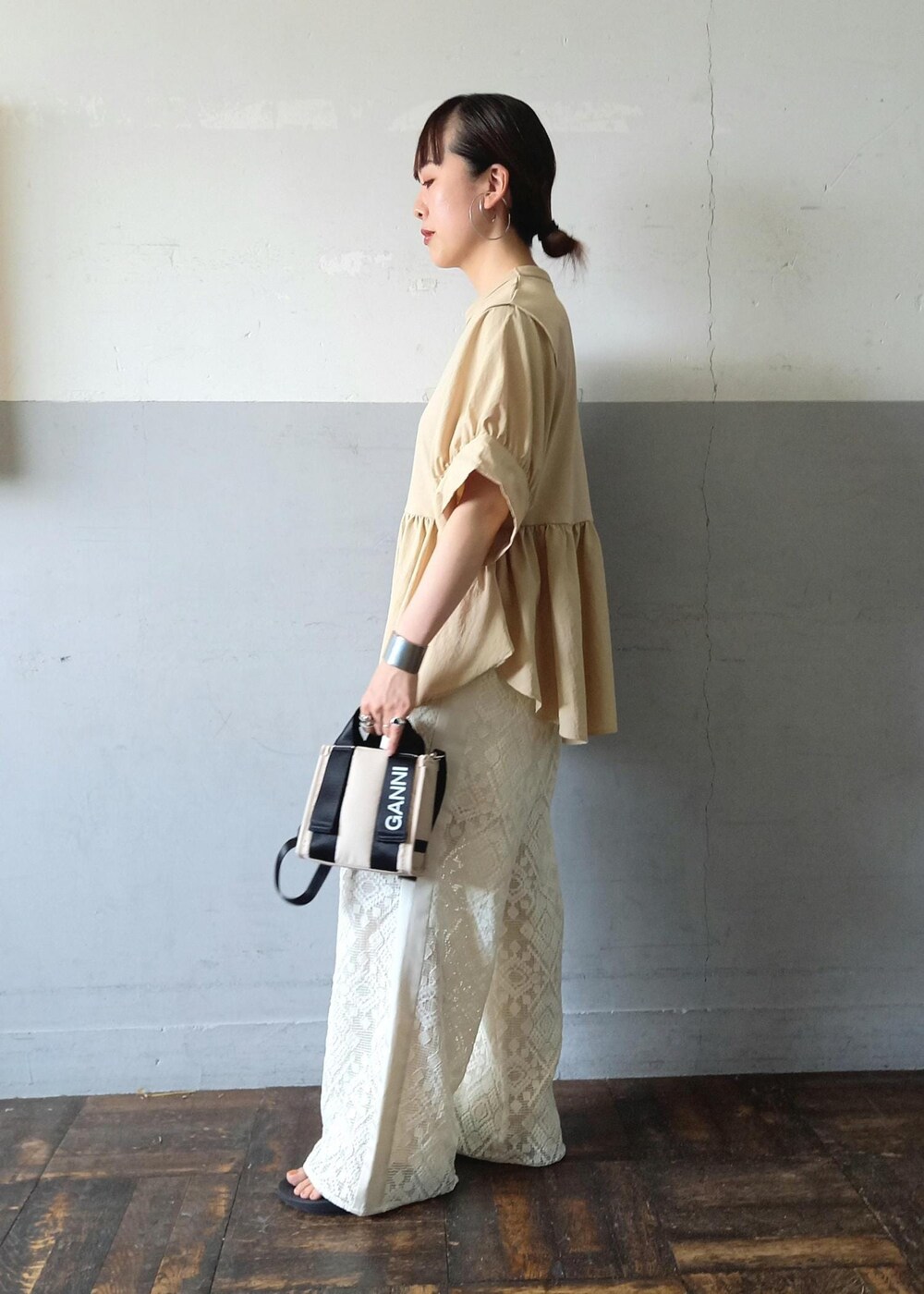 ホワイト系のその他パンツ、ベージュ系のトートバッグ、ベージュ系のTシャツ/カットソーを着用したレディースの夏コーディネートの4枚目の写真