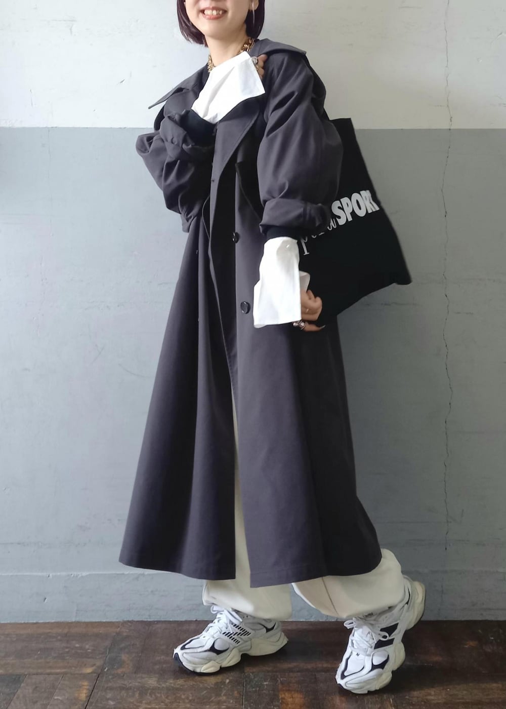 「operasport、オペラスポーツ、ジョガーパンツ、カフス、フレアカフス、ドルマンスリーブ、ADAM ET ROPÉ、FEMME、SDGs、サステナブル、骨格ウェーブ、イエベ、カジュアル、大人カジュアル、レイヤード」｜「ADAM ET ROPE'のカフス付きリブプルオーバー（Tシャツ/カットソー、ホワイト系）」を使った、touharaさん（レディース・158cm）の秋コーディネートの3枚目の写真