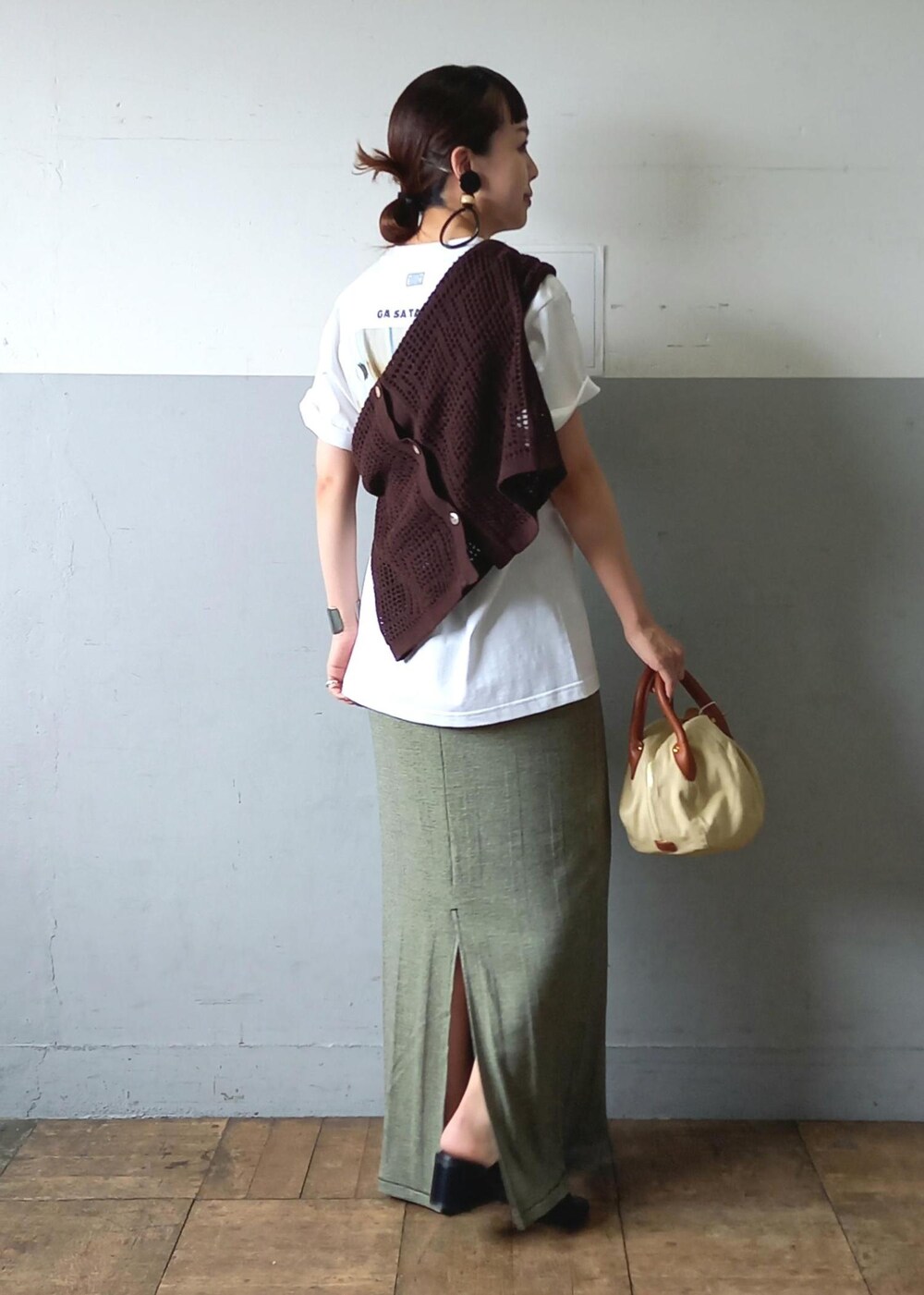 「タンタン、ポロニット、ボーリングバッグ、カラーサングラス、カラーレンズ、THE QUALITY MENDING CO.、ザ クオリティーメンディング、初夏コーデ、夏コーデ、お出かけコーデ、旅行コーデ、アウトドアコーデ、フェスコーデ、女子会コーデ、大人カジュアル」｜「ADAM ET ROPE'のクラウンパントセルフレームUVカットグラス（サングラス、ブラウン系）」を使った、touharaさん（レディース・158cm）の春コーディネートの5枚目の写真