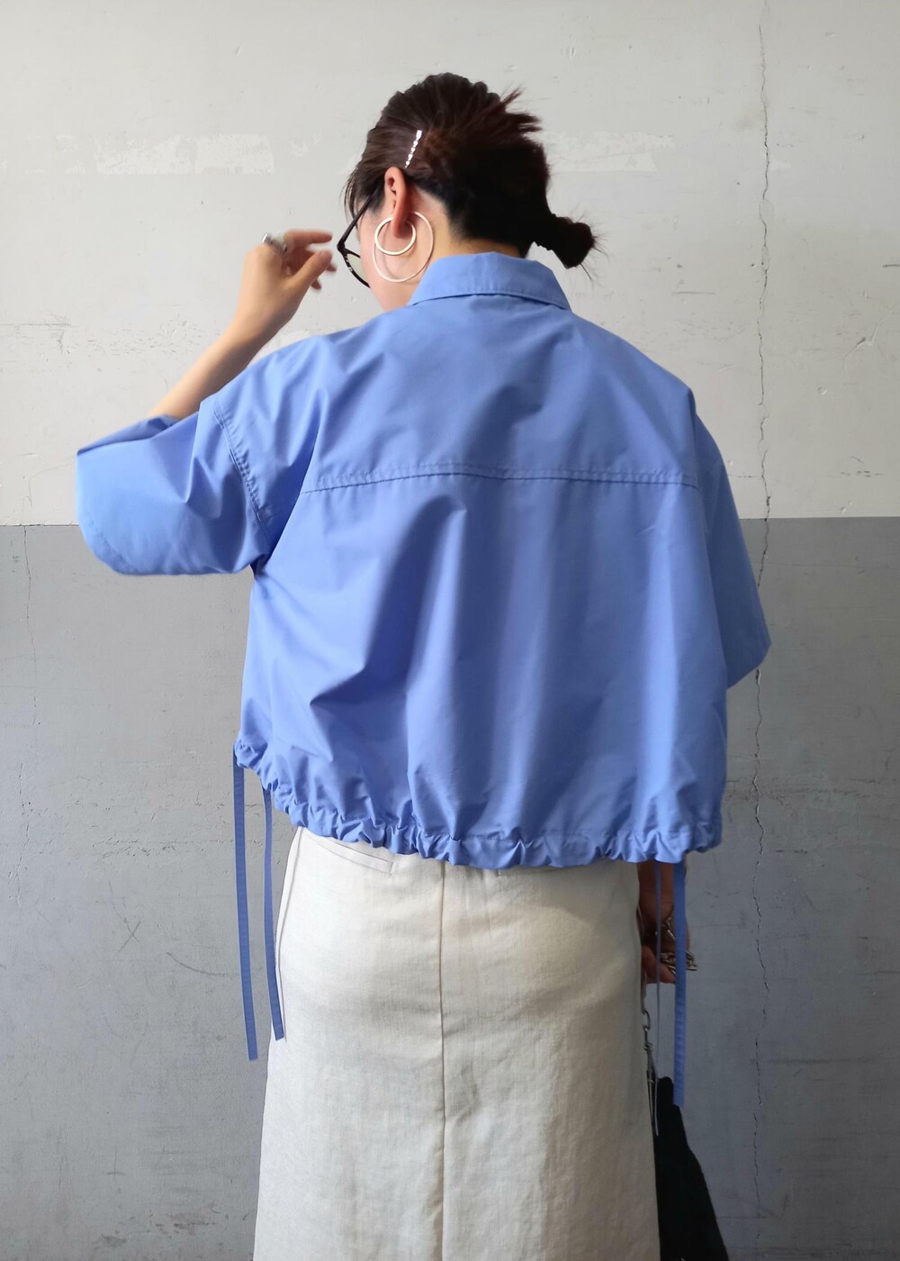「BIGOTRE、ビゴター、24SS夏の新作、24SS、夏コーデ、ブルー、シャツ、半袖、五分袖、ホワイト、スカート、十分丈、ブラック、サンダル、フラット」|「ADAM ET ROPE'の【BIGOTRE(ビゴター)】PURSE METAL MINI(ハンドバッグ、ブラック系)」を使った、touharaさん(レディース・158cm)の春コーディネートの7枚目の写真