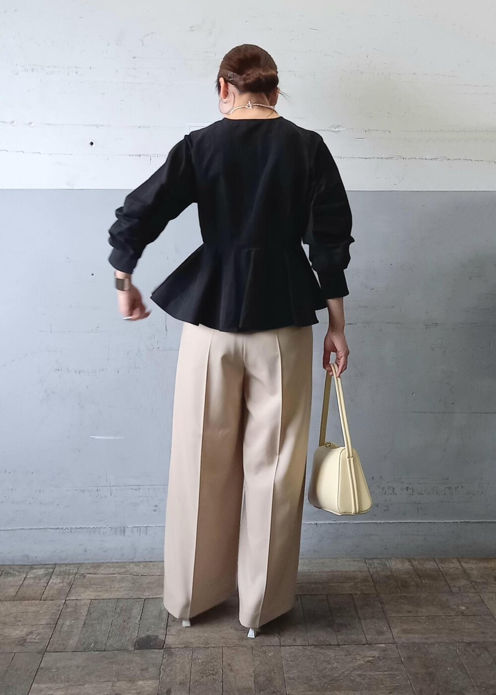 「初春コーデ、春コーデ、お仕事コーデ、授業参観日コーデ、お出かけコーデ、パンツスタイル、体型カバー、シンプルコーデ、きれいめコーデ、ベーシック、ADAM ET ROPÉ、ウェーブ、イエベ秋、乾燥、トップス」|「ADAM ET ROPE'のギャザーパンプス(パンプス、ホワイト系)」を使った、touharaさん(レディース・158cm)の春コーディネートの4枚目の写真