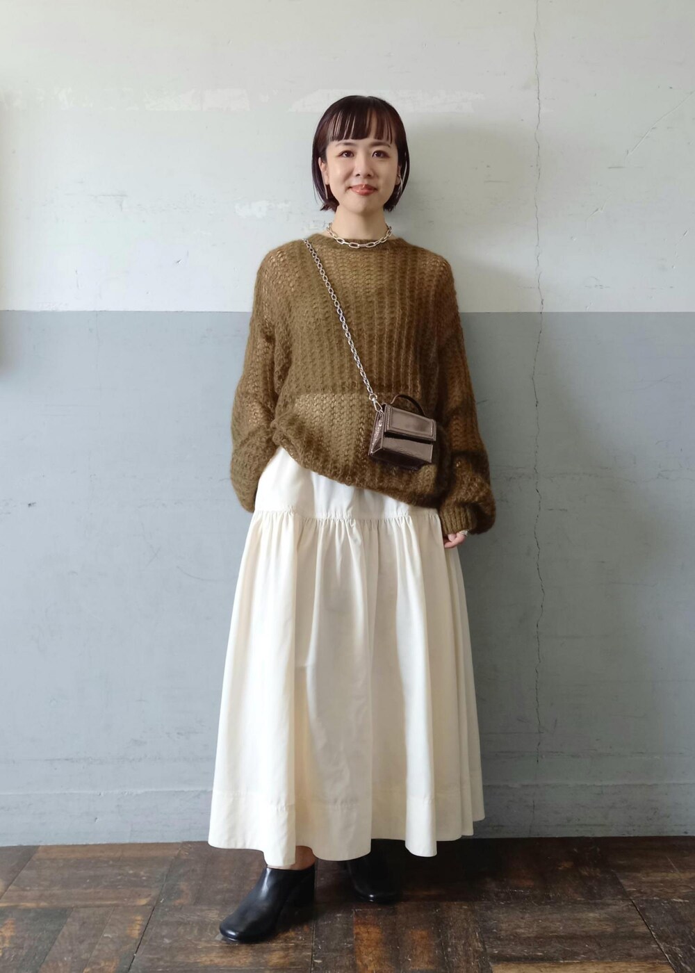 「モヘヤ、タフタ、ギャザースカート、ADAM ET ROPÉ、FEMME、SDGs、サステナブル、骨格ウェーブ、イエベ、大人カジュアル、フェミニン、レイヤード、セットアップ対応、秋、秋コーデ」|「ADAM ET ROPE'のチェーンアクセサリーミニバッグ(ショルダーバッグ、その他)」を使った、touharaさん(レディース・158cm)の夏コーディネートの2枚目の写真