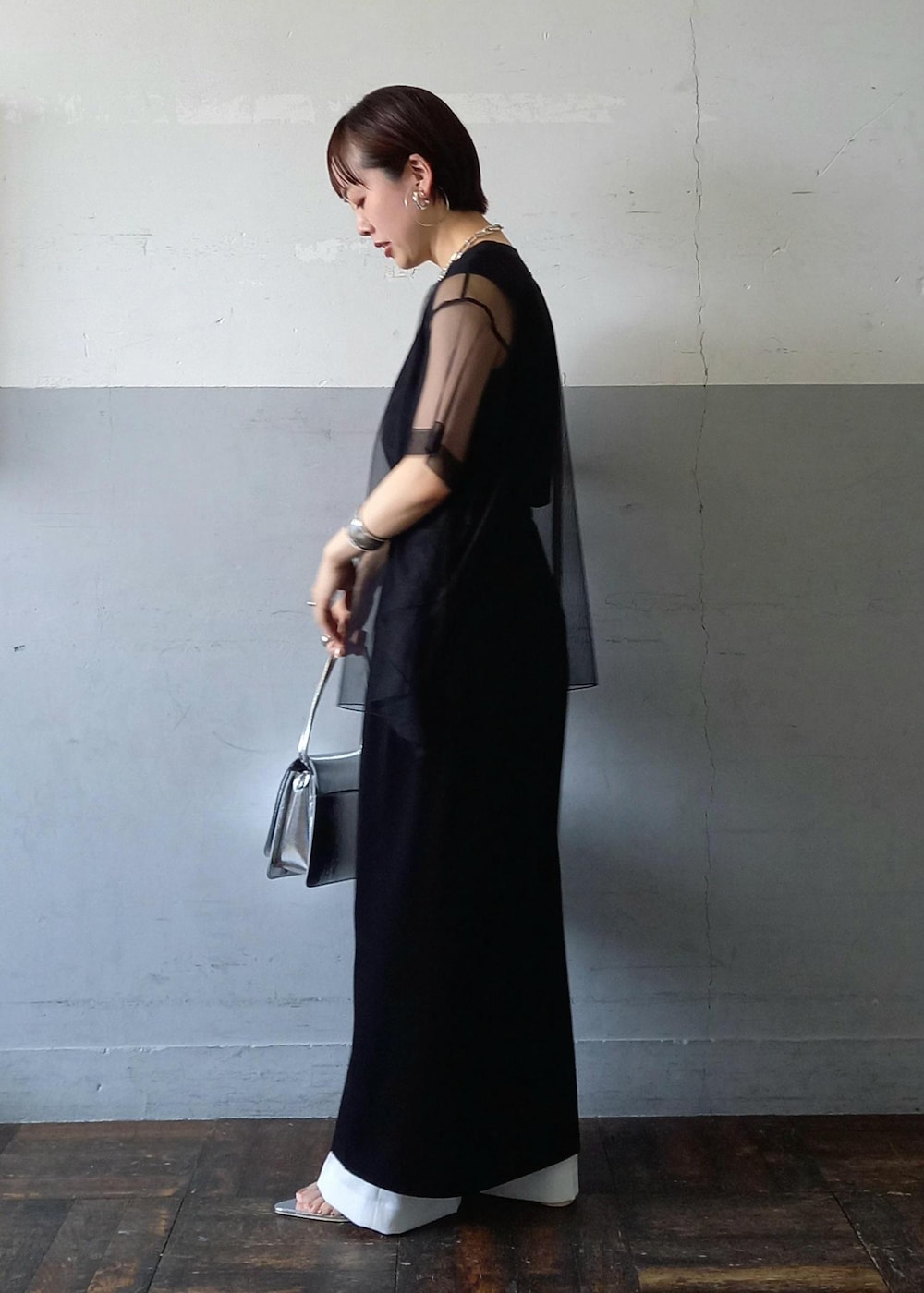 「チュール、agnes b.、アニエスベー、別注、ローライズ、ブラック、ホワイト、ショルダーバッグ、シルバー、プルオーバー、カットソー、クルーネック、ロング、スリット、マキシ」|「agnes b.の【agnes b. pour ADAM ET ROPE'】JUPE PRESSIONS LONG(スカート、ブラック系)」を使った、touharaさん(レディース・158cm)の夏コーディネートの4枚目の写真