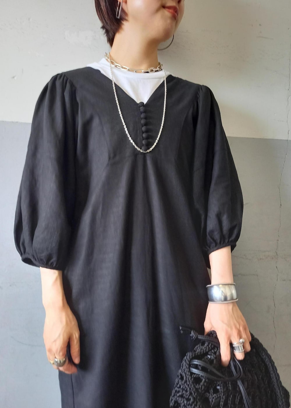 「TAW&TOE、トーアンドトー、ロゴtee、ロゴ、逸品、ブラック、ロング、ワンピース、サンダル、厚底、トング、ADAM ET ROPÉ、FEMME、SDGs、サステナブル」｜「ADAM ET ROPE'のネオンロゴTEE（Tシャツ/カットソー、ホワイト系）」を使った、touharaさん（レディース・158cm）の夏コーディネートの7枚目の写真