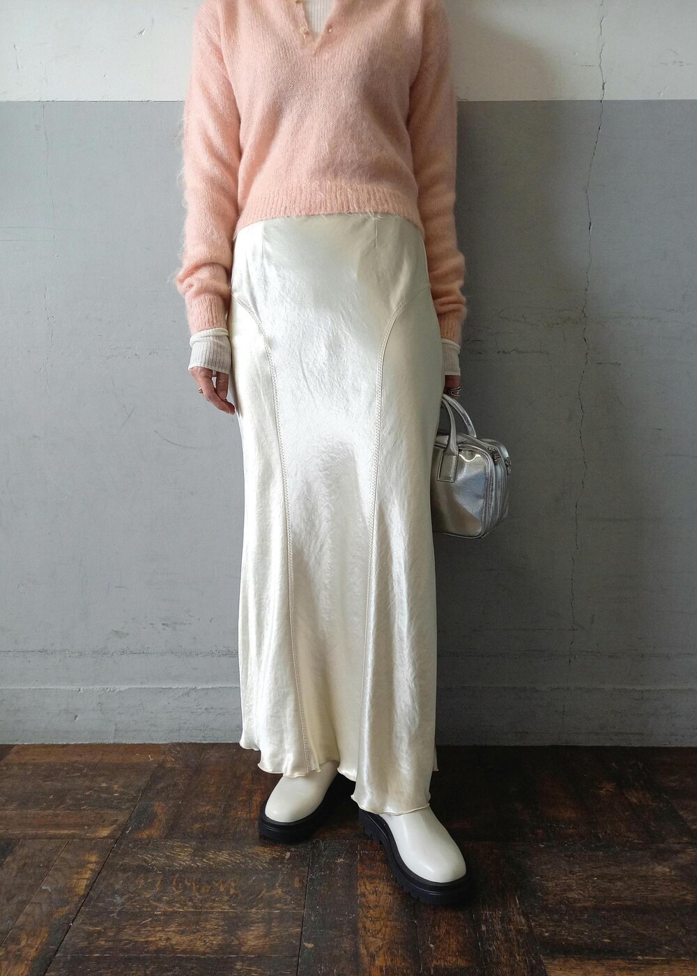 ホワイト系のブーツ、ベージュ系のスカート、ホワイト系のニット/セーターを着用したレディースの冬コーディネートの5枚目の写真