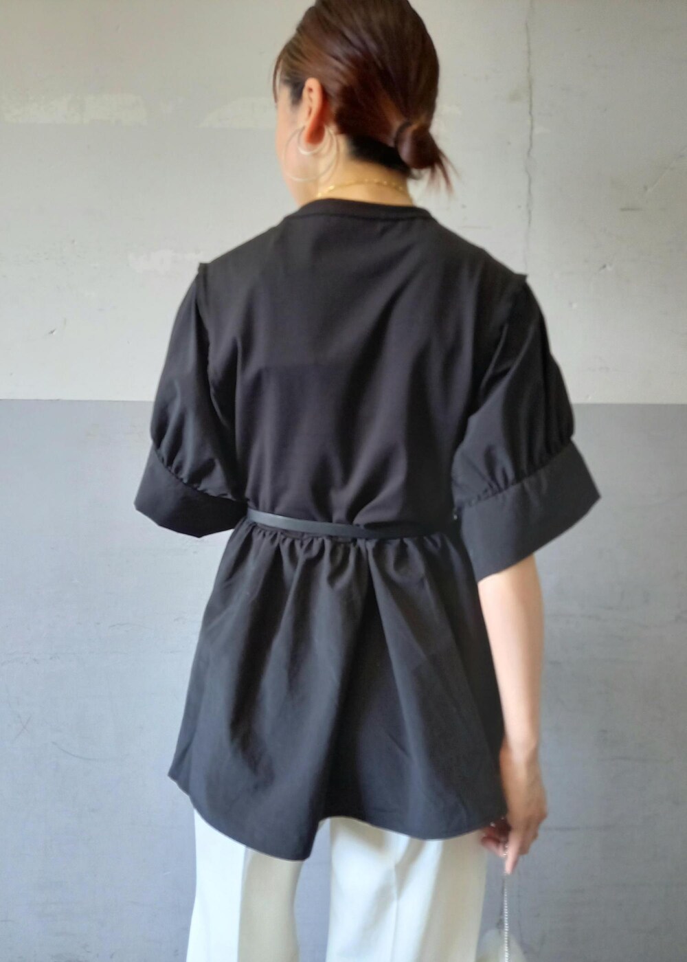 「STINE GOYA、スティーヌゴヤ、24SS夏の新作、24SS、着映えトップス、着映え、KNOWHOW jewelry、ノウハウジュエリー、ブラック、プルオーバー、Tシャツ、ブラウス、カットソー、半袖、クルーネック」|「ADAM ET ROPE'のナローラインサンダル(サンダル、ブラック系)」を使った、touharaさん(レディース・158cm)の夏コーディネートの10枚目の写真