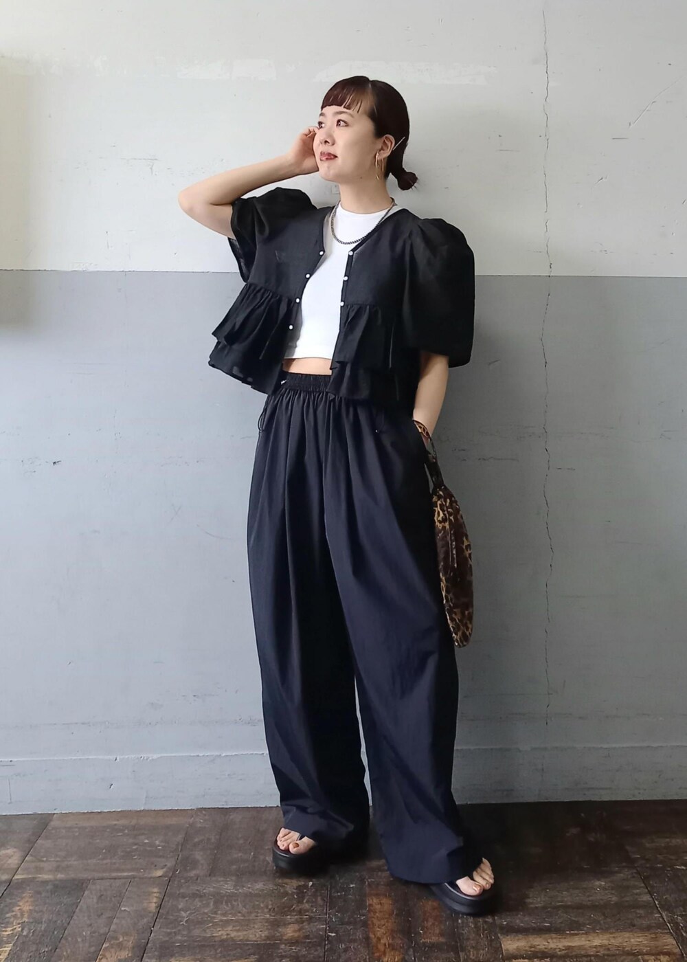 「oblada、オブラダ、Hanes、ヘインズ、BIOTOP、ビオトープ、別注、クロップド、oofos、ウーフォス、ブラウン、ハンドバッグ、トートバッグ、巾着、レオパード」｜「ADAM ET ROPE'の【サステナブル・速乾・ストレッチ】撥水ナイロンイージーパンツ（その他パンツ、ブラック系）」を使った、touharaさん（レディース・158cm）の春コーディネートの3枚目の写真