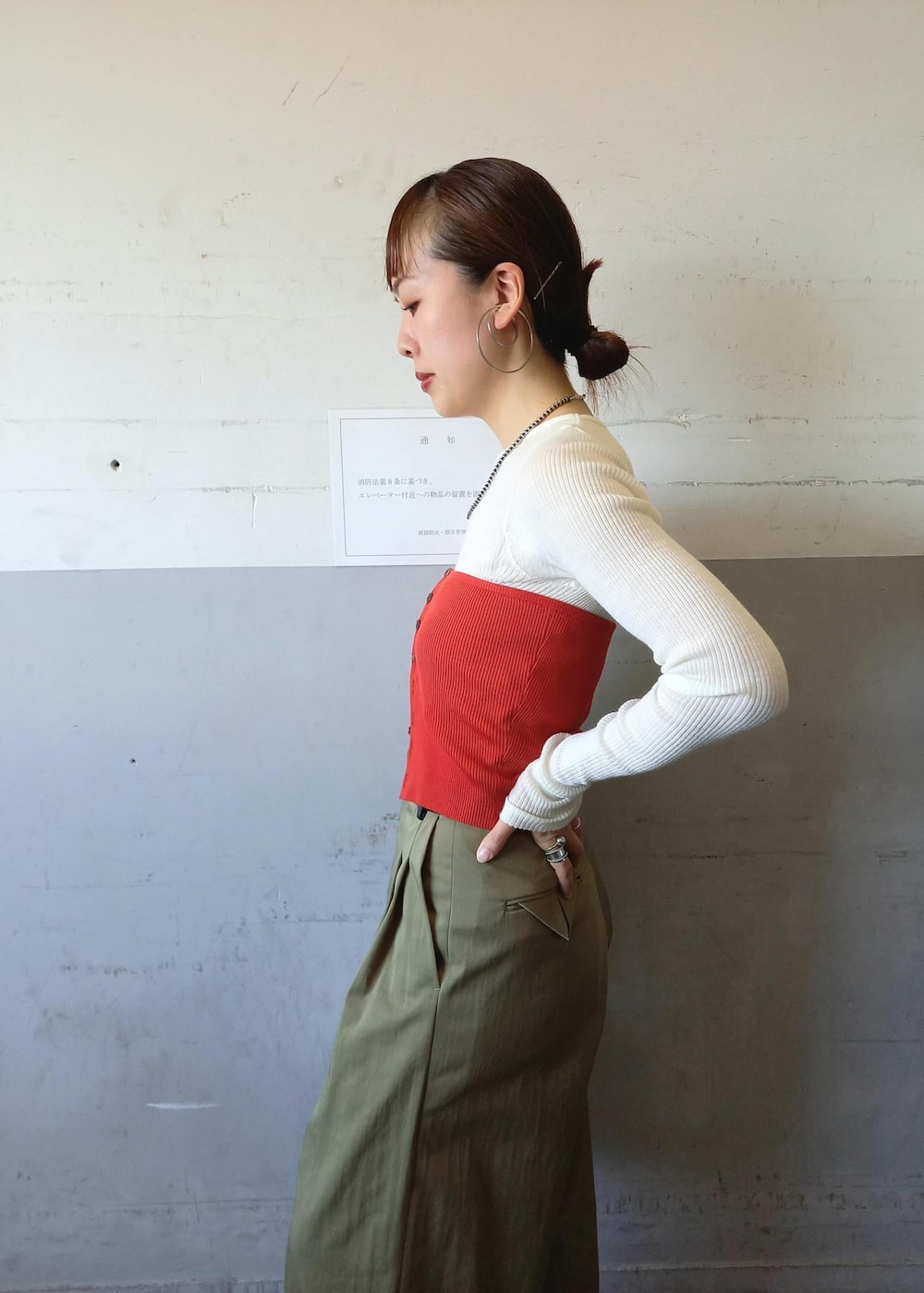 「AURALEE、オーラリー、ボストン、ドレスパンツ、バンドゥ、カーキ、ウェッジソール、ホワイト、ハンドバッグ、プルオーバー、ニット、レッド、クルーネック、ビスチェ、ベージュ」｜「ADAM ET ROPE'のバイカラーベルトドレスパンツ（スラックス、グリーン系）」を使った、touharaさん（レディース・158cm）の秋コーディネートの10枚目の写真