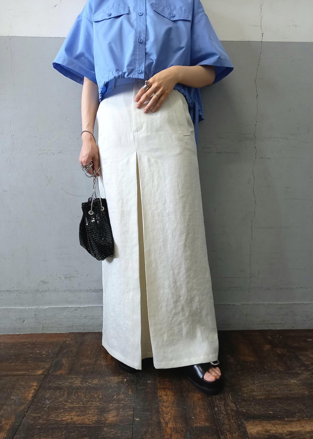 「BIGOTRE、ビゴター、24SS夏の新作、24SS、夏コーデ、ブルー、シャツ、半袖、五分袖、ホワイト、スカート、十分丈、ブラック、サンダル、フラット」|「ADAM ET ROPE'の【BIGOTRE(ビゴター)】PURSE METAL MINI(ハンドバッグ、ブラック系)」を使った、touharaさん(レディース・158cm)の春コーディネートの8枚目の写真