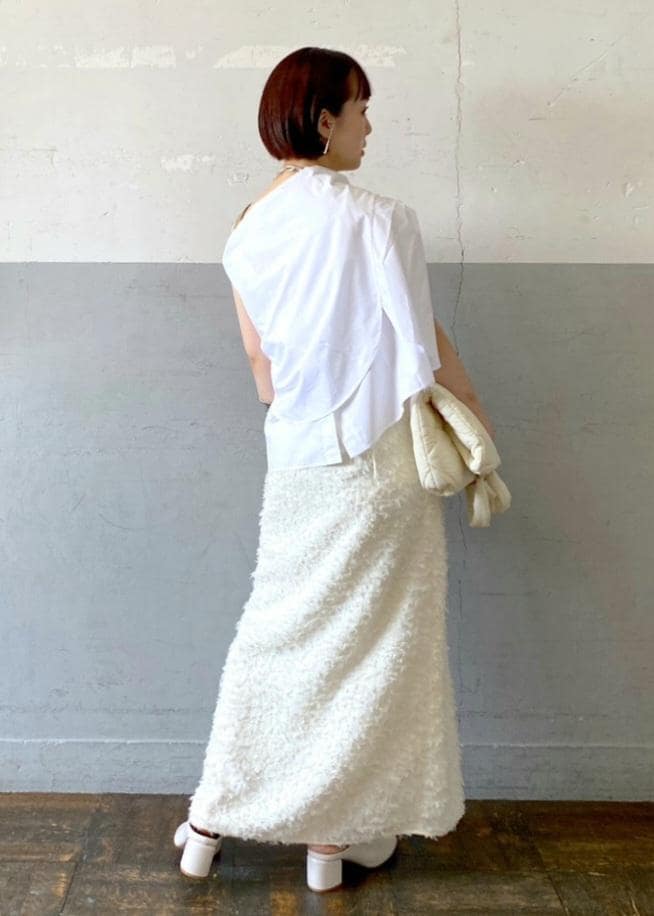 「ジャガード、キャミソール、カップ付き、タンクトップ、逸品、ADAM ET ROPÉ、FEMME、SDGs、サステナブル、骨格ウェーブ、イエベ、きれいめカジュアル、大人カジュアル、フェミニン、レイヤード」｜「ADAM ET ROPE'の【サステナブル・A4対応】キルティングトートバッグ（トートバッグ、ホワイト系）」を使った、touharaさん（レディース・158cm）の夏コーディネートの4枚目の写真