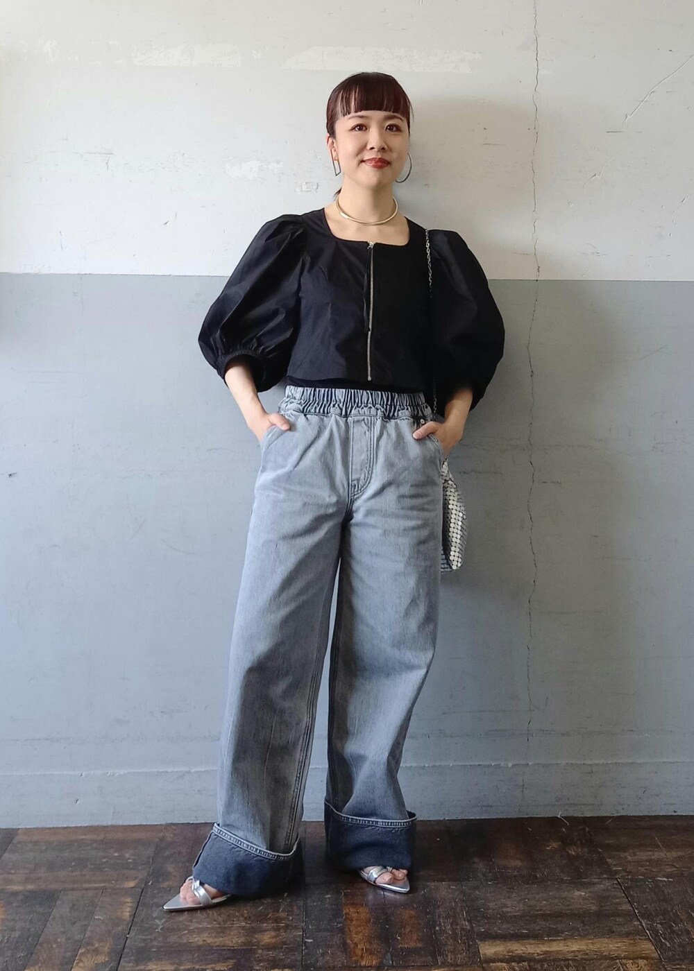 「FACON JACMIN、ファソンジャックマン、24SS春の新作、24SS、着映え、着映えトップス、着映えブラウス、チョーカー、MOL、エムオーエル、WEB限定、ウェブ限定、ADAM ET ROPÉ、FEMME、骨格ウェーブ」｜「ADAM ET ROPE'のメタルカーブチョーカー（チョーカー、シルバー系）」を使った、touharaさん（レディース・158cm）の春コーディネートの2枚目の写真