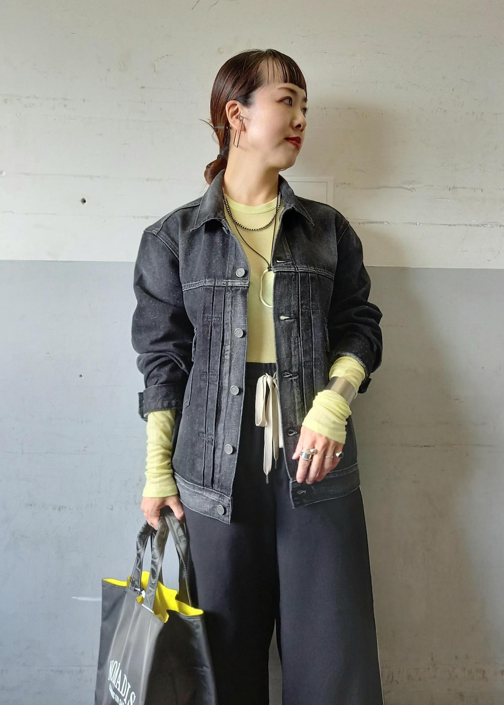 「【Levi's(R) BIOTOP】 TYPE 2 TRUCKER BLK EX、Levi's(R)、リーバイス、ビオトープ、BIOTOP、ラコステ、ノマディス、初春コーデ、春コーデ、お出かけコーデ、旅行コーデ、アウトドアコーデ、スポーツミックス、モード、ストリート」｜「LACOSTEの【LACOSTE for ADAM ET ROPE'】STORM 96 2K（スニーカー、ホワイト系）」を使った、touharaさん（レディース・158cm）の冬コーディネートの7枚目の写真