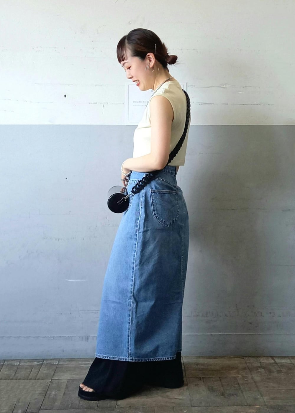 「ROLLA'S、ローラス、Miller for ADAM ET ROPE'、Miller、ミラー、別注、バンドゥ、クリアバッグ、KNOWHOW jewelry、ノウハウジュエリー、デニムスカート、フロントボタン、ADAM ET ROPÉ、FEMME、骨格ウェーブ」｜「ROLLA'Sの【ROLLA'S(ローラス)】SAILOR SKIRT AZURE（デニムスカート、ブルー系）」を使った、touharaさん（レディース・158cm）の夏コーディネートの3枚目の写真