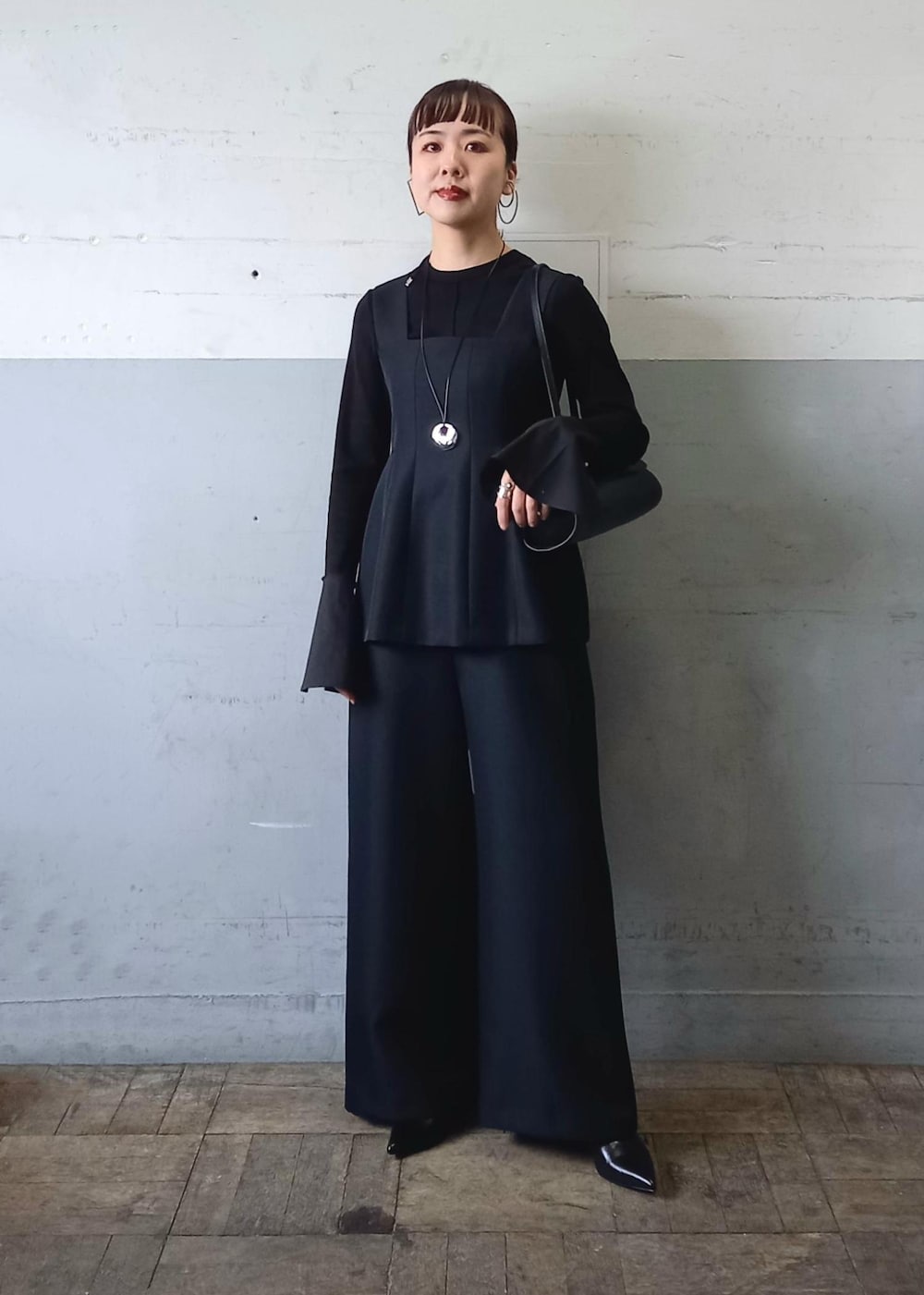「ペプラム、ロンパース、逸品、初春コーデ、春コーデ、お仕事コーデ、セレモニーコーデ、結婚式コーデ、卒業式コーデ、卒園式コーデ、授業参観日コーデ、入学式コーデ、入園式コーデ、お出かけコーデ、モード」|「ADAM ET ROPE'のMOL Rollバッグ(ショルダーバッグ、ブラック系)」を使った、touharaさん(レディース・158cm)の冬コーディネートの2枚目の写真