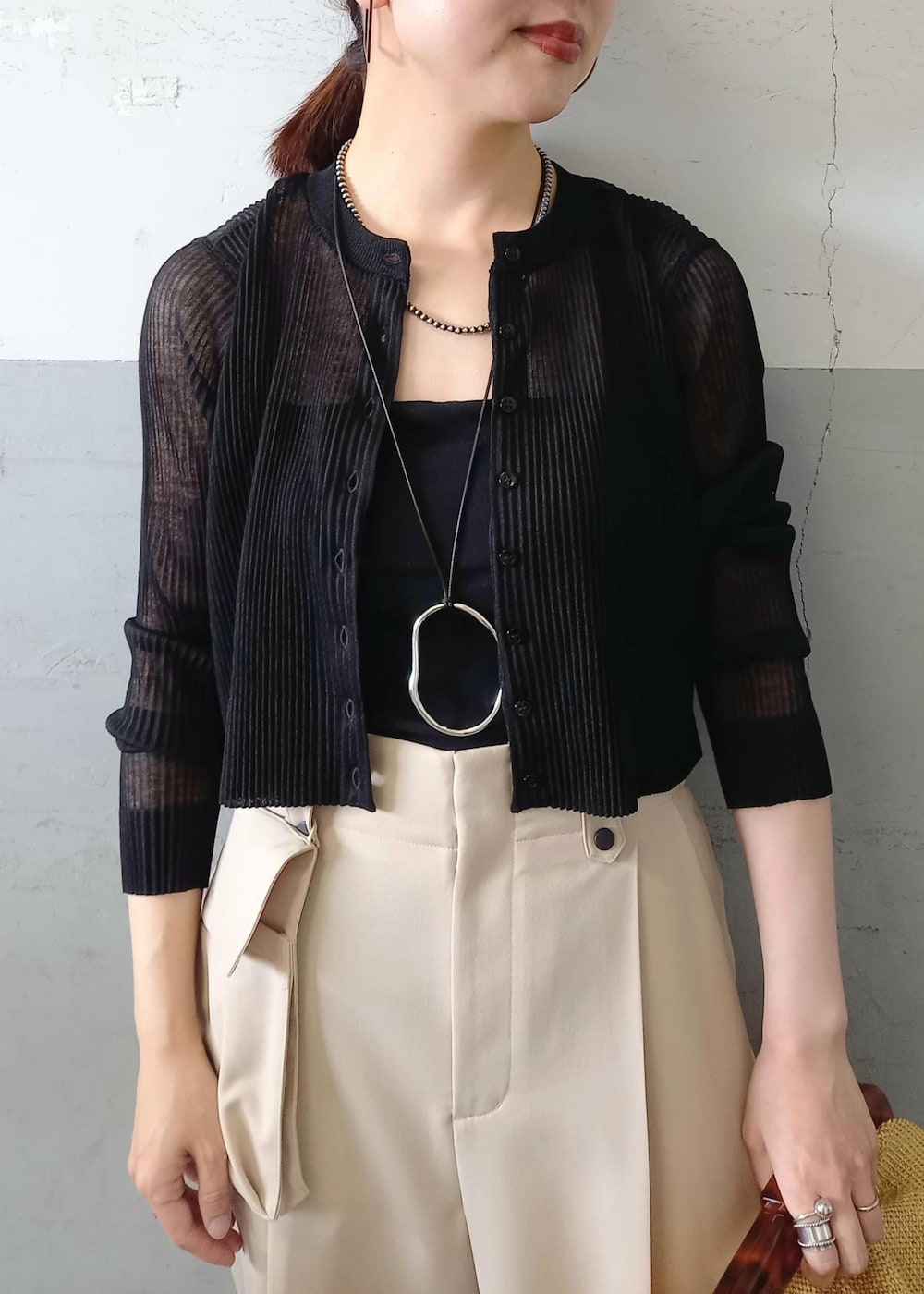 「24SS春の新作、24SS、24SS夏の新作、SITA NEVADO、シタネバド、クラッチバッグ、クラッチ、ベージュ、イエロー、ブラック、長袖、カーディガン、ショート、ノーカラー、ショート丈」|「ADAM ET ROPE'のオーガニックベアキャミソール(キャミソール、ブラック系)」を使った、touharaさん(レディース・158cm)の春コーディネートの6枚目の写真