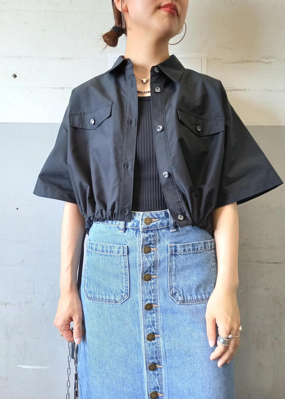 「24SS夏の新作、24SS、デザイントップス、クロップド、クロップドシャツ、メッシュ、メッシュパンプス、KNOWHOW jewelry、ノウハウジュエリー、ハートモチーフ、ハートネックレス、ハートリング、ストラップサンダル、ストラップ、フロントボタン」｜「ADAM ET ROPE'のフィッシュネットメリージェーンフラット（パンプス、ブラック系）」を使った、touharaさん（レディース・158cm）の夏コーディネートの7枚目の写真