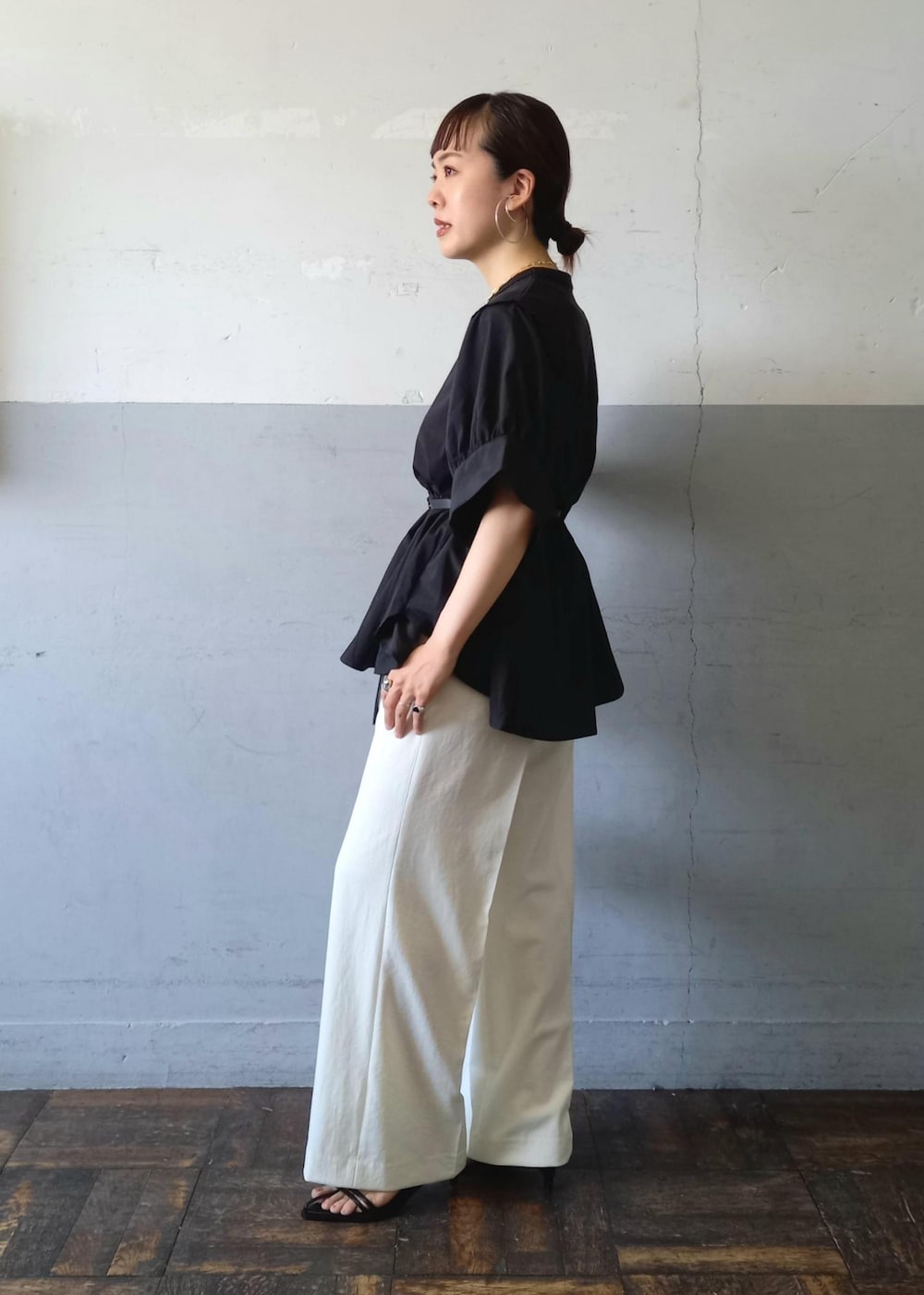 「STINE GOYA、スティーヌゴヤ、24SS夏の新作、24SS、着映えトップス、着映え、KNOWHOW jewelry、ノウハウジュエリー、ブラック、プルオーバー、Tシャツ、ブラウス、カットソー、半袖、クルーネック」|「ADAM ET ROPE'のナローラインサンダル(サンダル、ブラック系)」を使った、touharaさん(レディース・158cm)の夏コーディネートの2枚目の写真