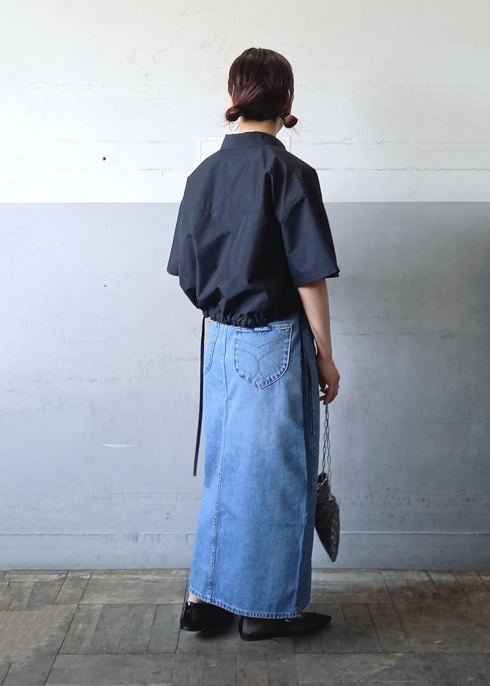 「24SS夏の新作、24SS、デザイントップス、クロップド、クロップドシャツ、メッシュ、メッシュパンプス、KNOWHOW jewelry、ノウハウジュエリー、ハートモチーフ、ハートネックレス、ハートリング、ストラップサンダル、ストラップ、フロントボタン」｜「ADAM ET ROPE'のフィッシュネットメリージェーンフラット（パンプス、ブラック系）」を使った、touharaさん（レディース・158cm）の夏コーディネートの4枚目の写真
