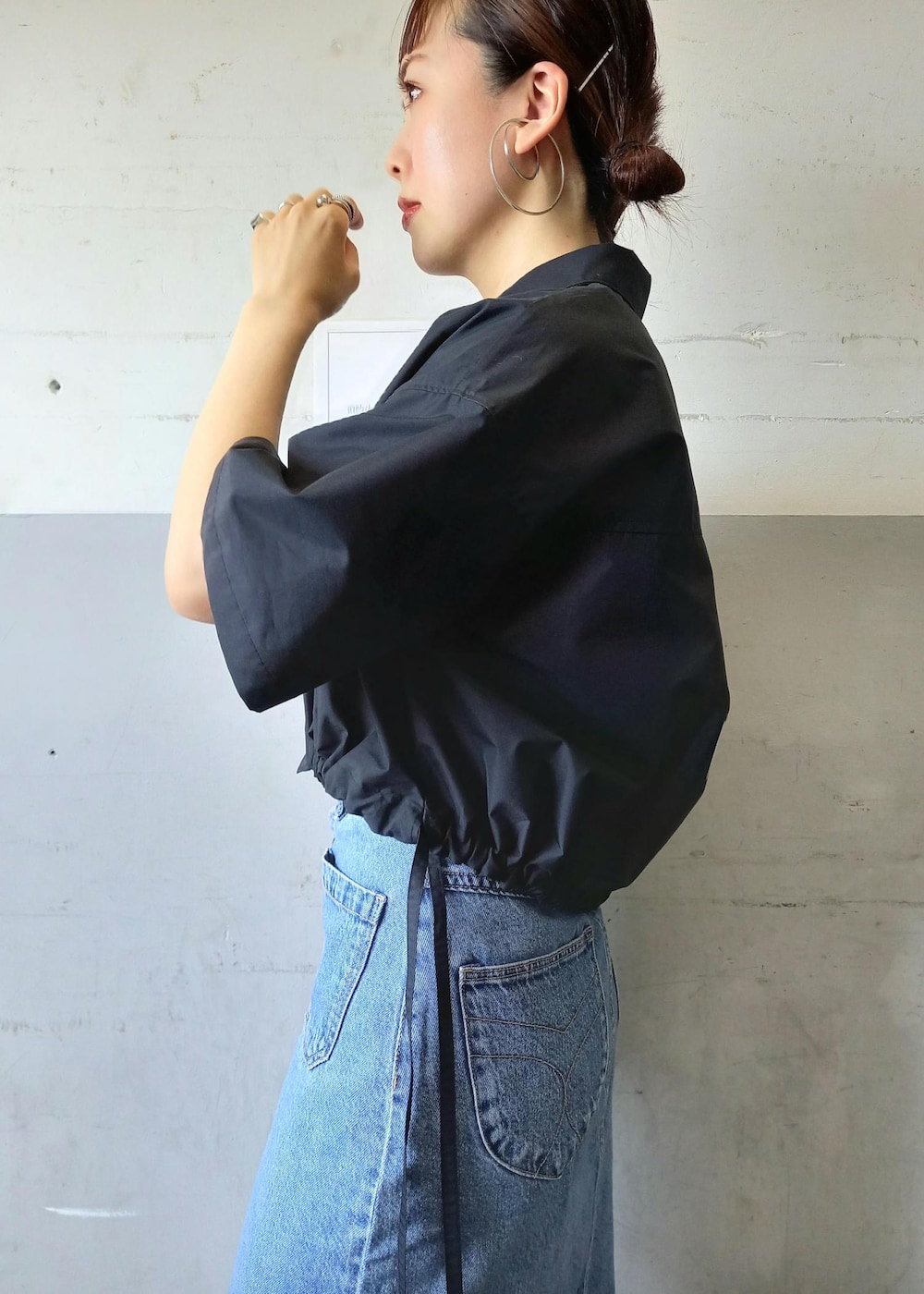 「24SS夏の新作、24SS、デザイントップス、クロップド、クロップドシャツ、メッシュ、メッシュパンプス、KNOWHOW jewelry、ノウハウジュエリー、ハートモチーフ、ハートネックレス、ハートリング、ストラップサンダル、ストラップ、フロントボタン」｜「ADAM ET ROPE'のフィッシュネットメリージェーンフラット（パンプス、ブラック系）」を使った、touharaさん（レディース・158cm）の夏コーディネートの8枚目の写真