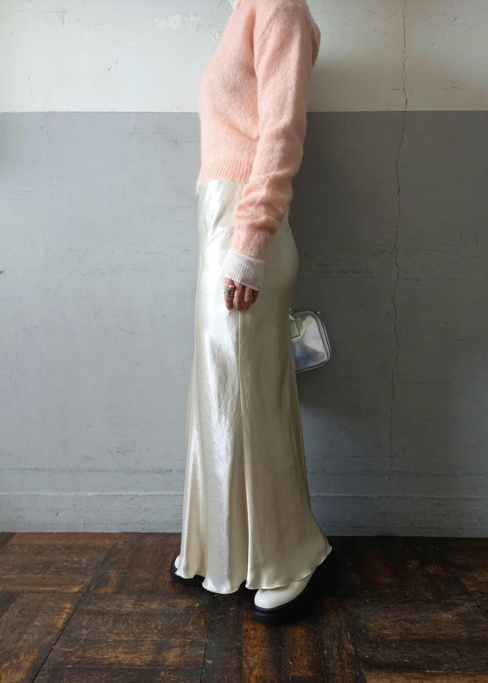 ホワイト系のブーツ、ベージュ系のスカート、ホワイト系のニット/セーターを着用したレディースの冬コーディネートの6枚目の写真