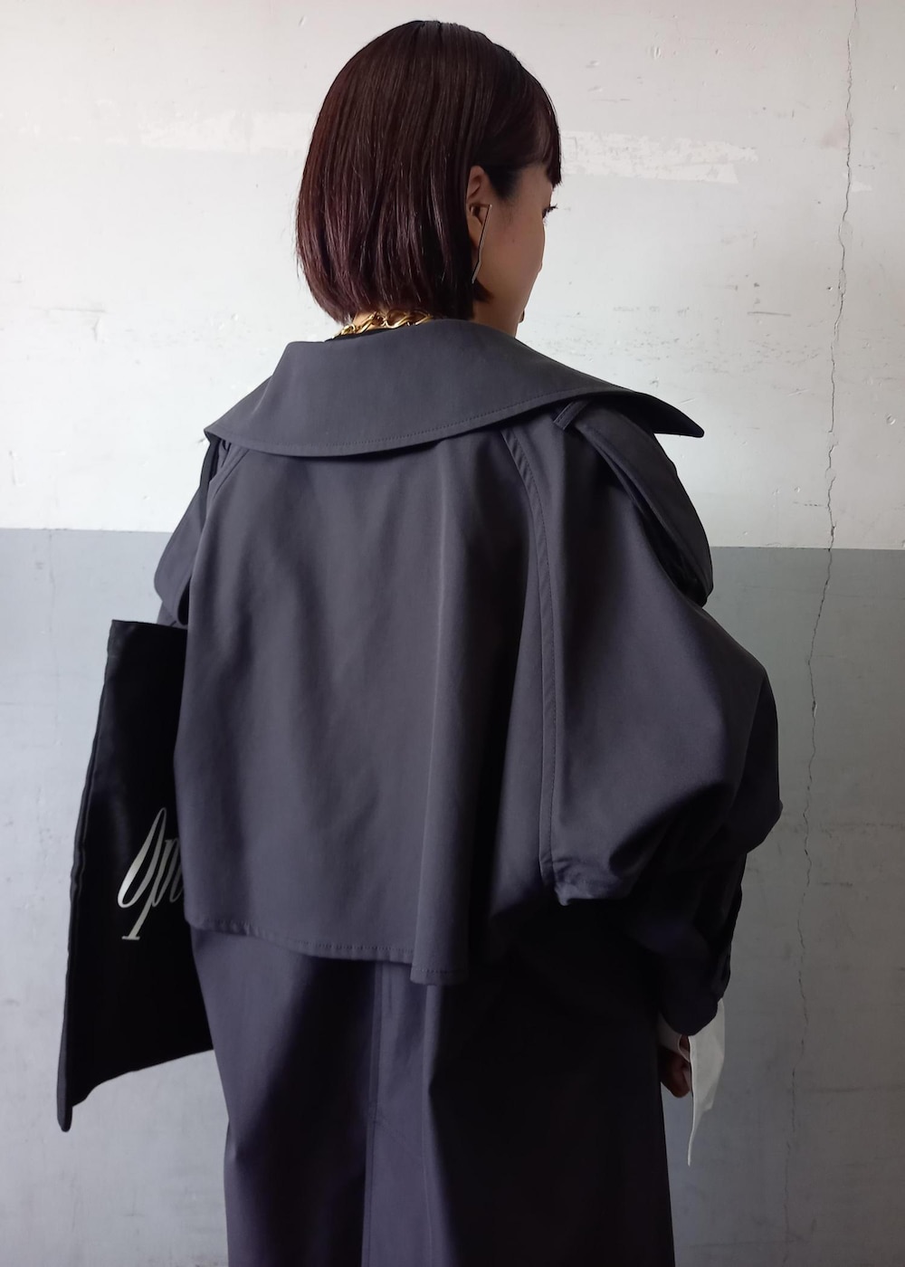 「operasport、オペラスポーツ、ジョガーパンツ、カフス、フレアカフス、ドルマンスリーブ、ADAM ET ROPÉ、FEMME、SDGs、サステナブル、骨格ウェーブ、イエベ、カジュアル、大人カジュアル、レイヤード」｜「ADAM ET ROPE'のカフス付きリブプルオーバー（Tシャツ/カットソー、ホワイト系）」を使った、touharaさん（レディース・158cm）の秋コーディネートの10枚目の写真