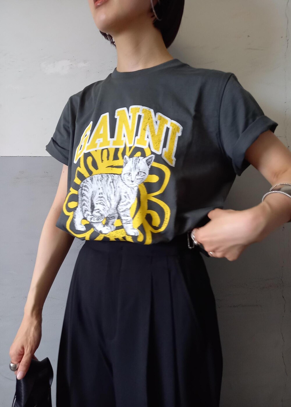 「GANNI、ガニー、レオパード、プリントtee、厚底、ローファー、ADAM ET ROPÉ、FEMME、骨格ウェーブ、イエベ、大人カジュアル、モード、夏、秋、夏コーデ」|「ADAM ET ROPE'の【晴雨兼用】ボリュームローファー(レインシューズ、ブラック系)」を使った、touharaさん(レディース・158cm)の夏コーディネートの5枚目の写真