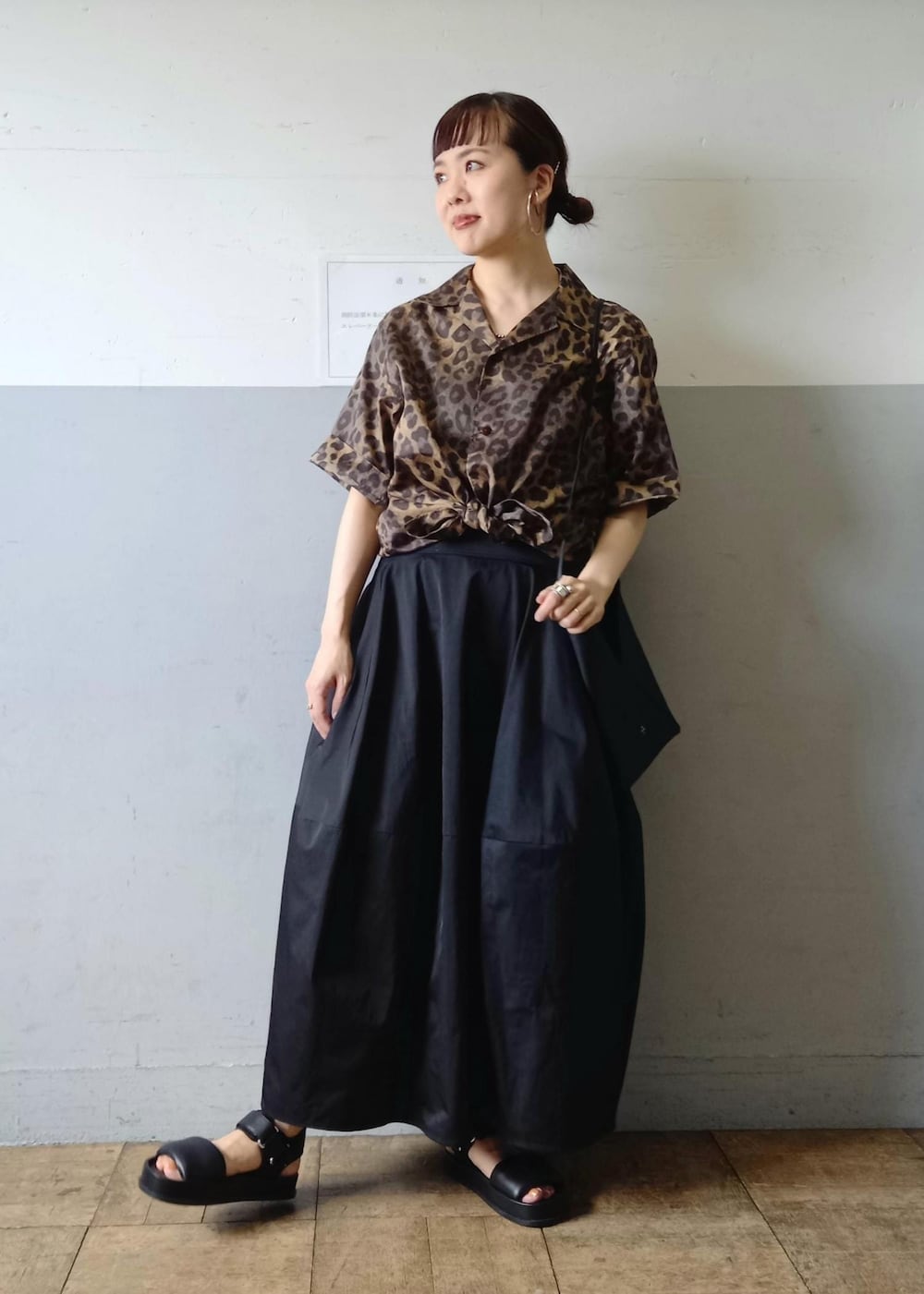 「WILD LIFE TAILOR、ワイルドライフテイラー、MOL、24SS夏の新作、24SS、20/80、トゥエンティーエイティー、ブラック、ブラウン、シャツ、半袖、総柄、オーバーサイズ、五分袖、襟」｜「WILD LIFE TAILOR Adam et Rope'の【WILD LIFE TAILOR】アソート ハワイアン オープンカラー シャツ（シャツ/ブラウス、イエロー系）」を使った、touharaさん（レディース・158cm）の春コーディネートの2枚目の写真