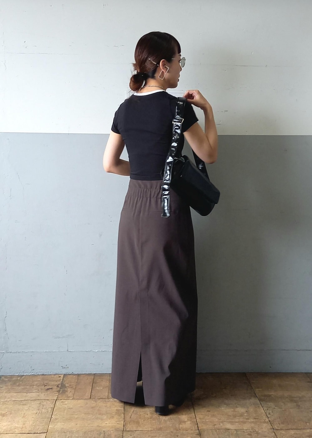 「カラーレンズ、カラーサングラス、Hanes、ヘインズ、クロップドTEE、Wbag&shoes_pickup、おすすめシューズ、初夏コーデ、夏コーデ、デートコーデ、お出かけコーデ、旅行コーデ、女子会コーデ、大人カジュアル、スカートスタイル」|「ADAM ET ROPE'の【サステナブル】パフミニショルダーバッグ(ショルダーバッグ、ブラック系)」を使った、touharaさん(レディース・158cm)の春コーディネートの10枚目の写真