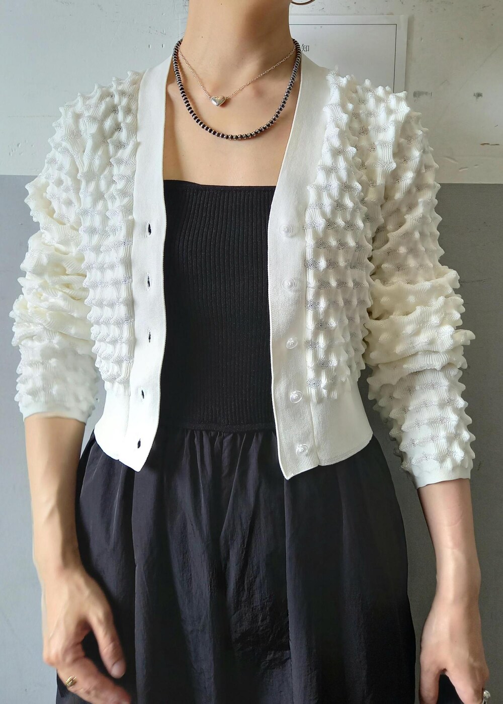 「KNOWHOW JEWELRY、ノウハウジュエリー、ハート、ハートモチーフ、ハートリング、ハートネックレス、ピンキーリング、シルバー、24SS夏の新作、24SS、ADAM ET ROPÉ、FEMME、SDGs、サステナブル、骨格ウェーブ」｜「ADAM ET ROPE'のストラップビーチサンダル（サンダル、シルバー系）」を使った、touharaさん（レディース・158cm）の夏コーディネートの6枚目の写真