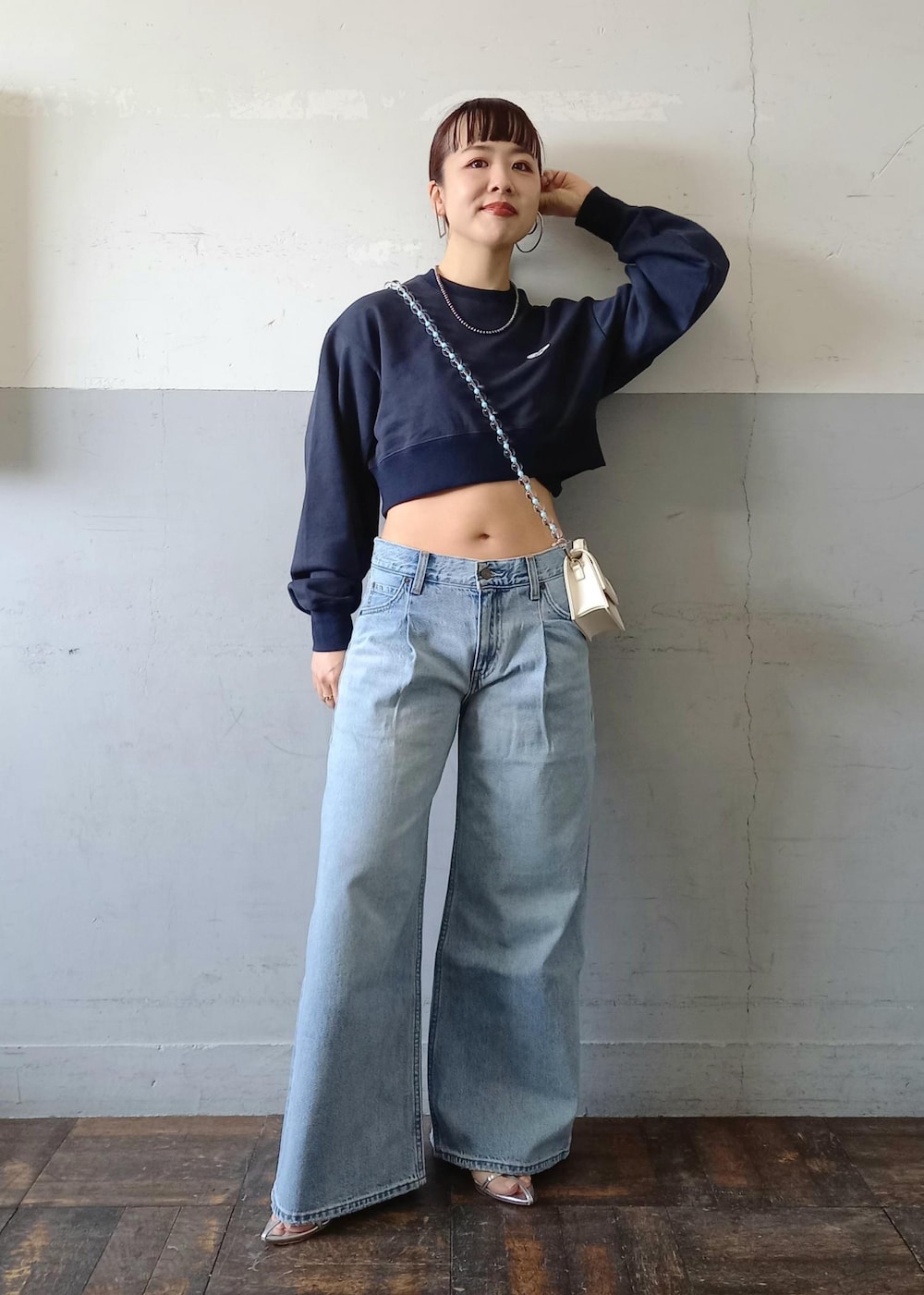 「エンジェルブルー、24SS春の新作、24SS、ANGEL BLUE、ボールチェーン、クリア、Levi's、リーバイス、別注、BIOTOP、ビオトープ、バギー、バギーデニム、バギーパンツ、ADAM ET ROPÉ」｜「ADAM ET ROPE'の【サステナブル】ナロークロスストラップサンダル（サンダル、シルバー系）」を使った、touharaさん（レディース・158cm）の春コーディネートの3枚目の写真