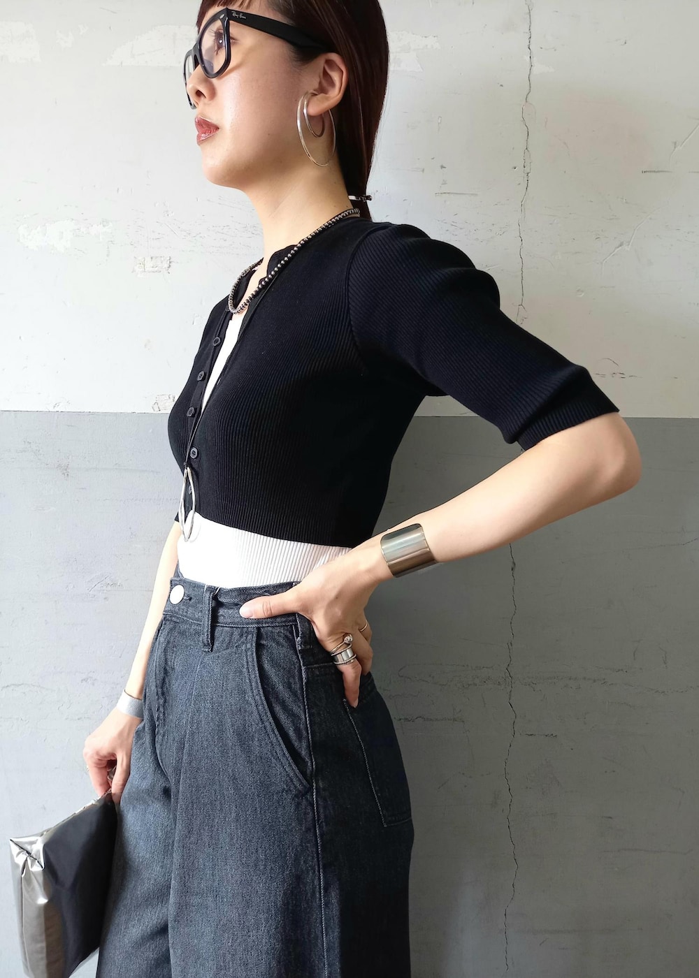 「24SS春の新作、24SS、AURALEE、オーラリー、LeSportsac、レスポートサック、NEEDBY、ニードバイ、リブトップス、リブ、ポーチ、ブラック、プルオーバー、ニット、半袖」|「ADAM ET ROPE'のニュアンスオーバルバングル(バングル/リストバンド、シルバー系)」を使った、touharaさん(レディース・158cm)の春コーディネートの9枚目の写真