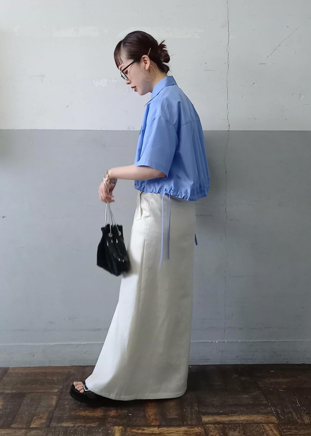 「BIGOTRE、ビゴター、24SS夏の新作、24SS、夏コーデ、ブルー、シャツ、半袖、五分袖、ホワイト、スカート、十分丈、ブラック、サンダル、フラット」|「ADAM ET ROPE'の【BIGOTRE(ビゴター)】PURSE METAL MINI(ハンドバッグ、ブラック系)」を使った、touharaさん(レディース・158cm)の春コーディネートの3枚目の写真