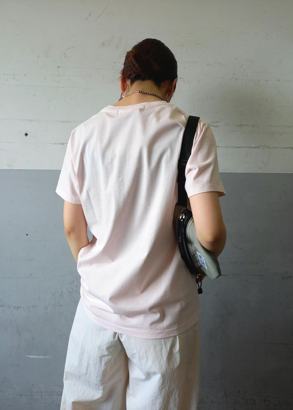 「REMI RELIEF、oofos、ウーフォス、リカバリーサンダル、BATTLE LAKE、バトルレイク、ボディーバッグ、撥水加工、撥水素材、撥水、24SS夏の新作、24SS、雨の日コーデ、レミレリーフ、ホワイト」｜「ADAM ET ROPE'の【サステナブル・速乾・ストレッチ】撥水ナイロンイージーパンツ（その他パンツ、ホワイト系）」を使った、touharaさん（レディース・158cm）の夏コーディネートの9枚目の写真