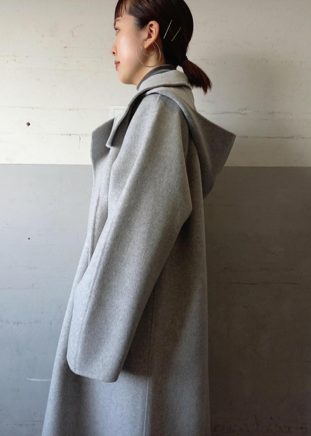 「ニューバランス、new balance、逸品、フロッキー、リバーコート、2way、スタンドカラー、グレー、長袖、ロング、コート、オーバーサイズ、ドロップショルダー、襟、ライトグレー」｜「ADAM ET ROPE'の【2WAY】スタンドカラーフーデッドリバーコート（その他アウター、グレー系）」を使った、touharaさん（レディース・158cm）の冬コーディネートの10枚目の写真