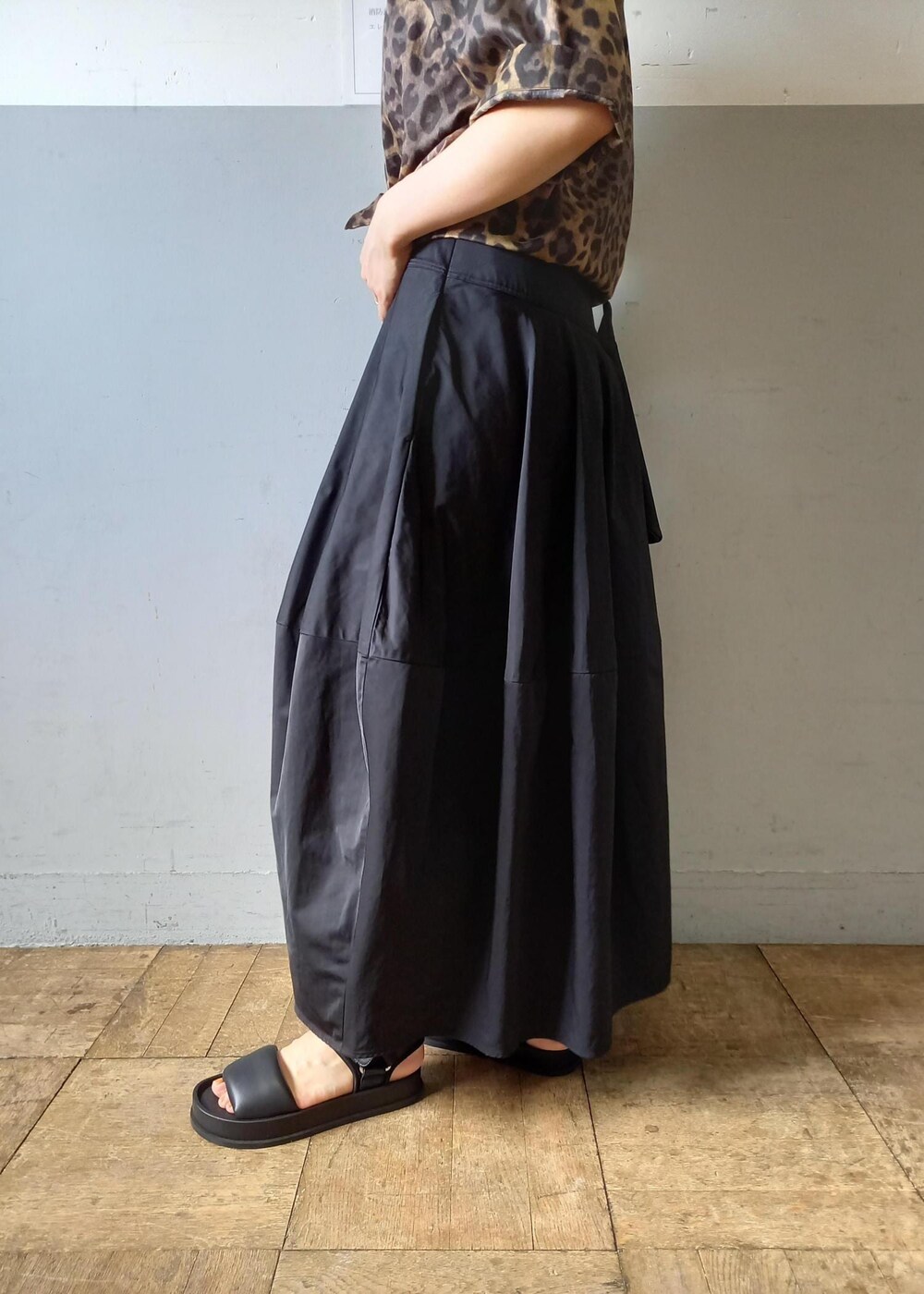 「WILD LIFE TAILOR、ワイルドライフテイラー、MOL、24SS夏の新作、24SS、20/80、トゥエンティーエイティー、ブラック、ブラウン、シャツ、半袖、総柄、オーバーサイズ、五分袖、襟」｜「WILD LIFE TAILOR Adam et Rope'の【WILD LIFE TAILOR】アソート ハワイアン オープンカラー シャツ（シャツ/ブラウス、イエロー系）」を使った、touharaさん（レディース・158cm）の春コーディネートの9枚目の写真