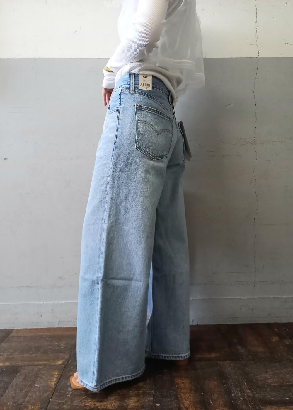 「Levi's、リーバイス、別注、24SS春の新作、24SS、着映え、着映えトップス、フリル、バギーデニム、ボストン、ベージュ、ハンドバッグ、ミニ、ホワイト、プルオーバー」｜「ADAM ET ROPE'のストレッチブーツサンダル（ブーツ、ベージュ系）」を使った、touharaさん（レディース・158cm）の春コーディネートの7枚目の写真