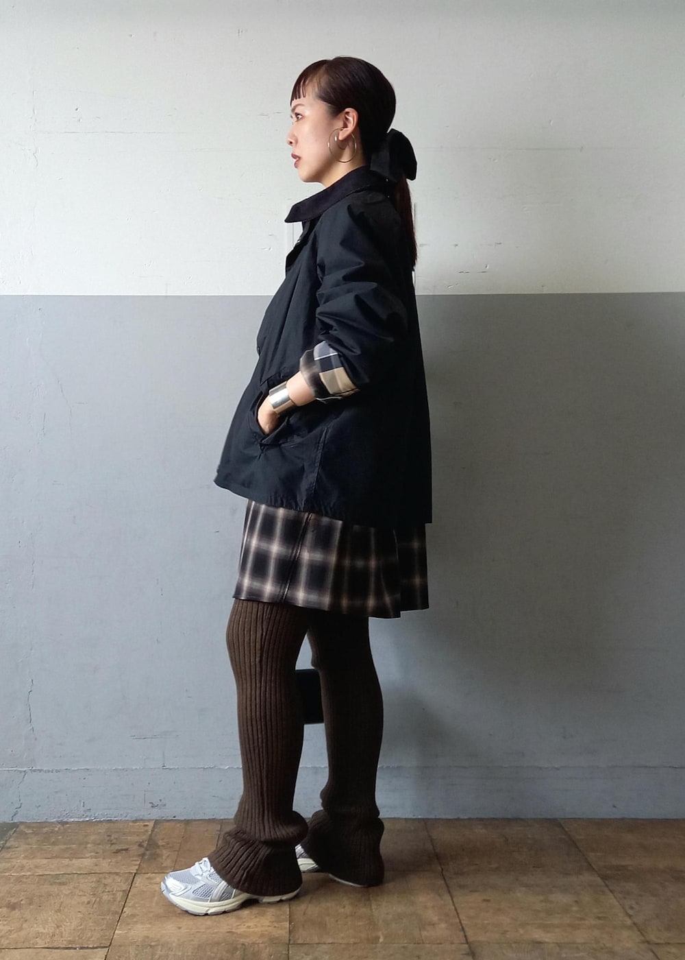 「バブアー、barbour、トランスポート、ASICS、アシックス、ブルガリア製、ヘイップ、秋コーデ、初冬コーデ、デートコーデ、お出かけコーデ、旅行コーデ、スポーツミックス、大人カジュアル、スカートスタイル」｜「Barbourの《別注》【Barbour/バブアー】TRANSPORT リバーシブルブルゾン / ブルガリア製（ブルゾン、ブラック系）」を使った、touharaさん（レディース・158cm）の秋コーディネートの5枚目の写真