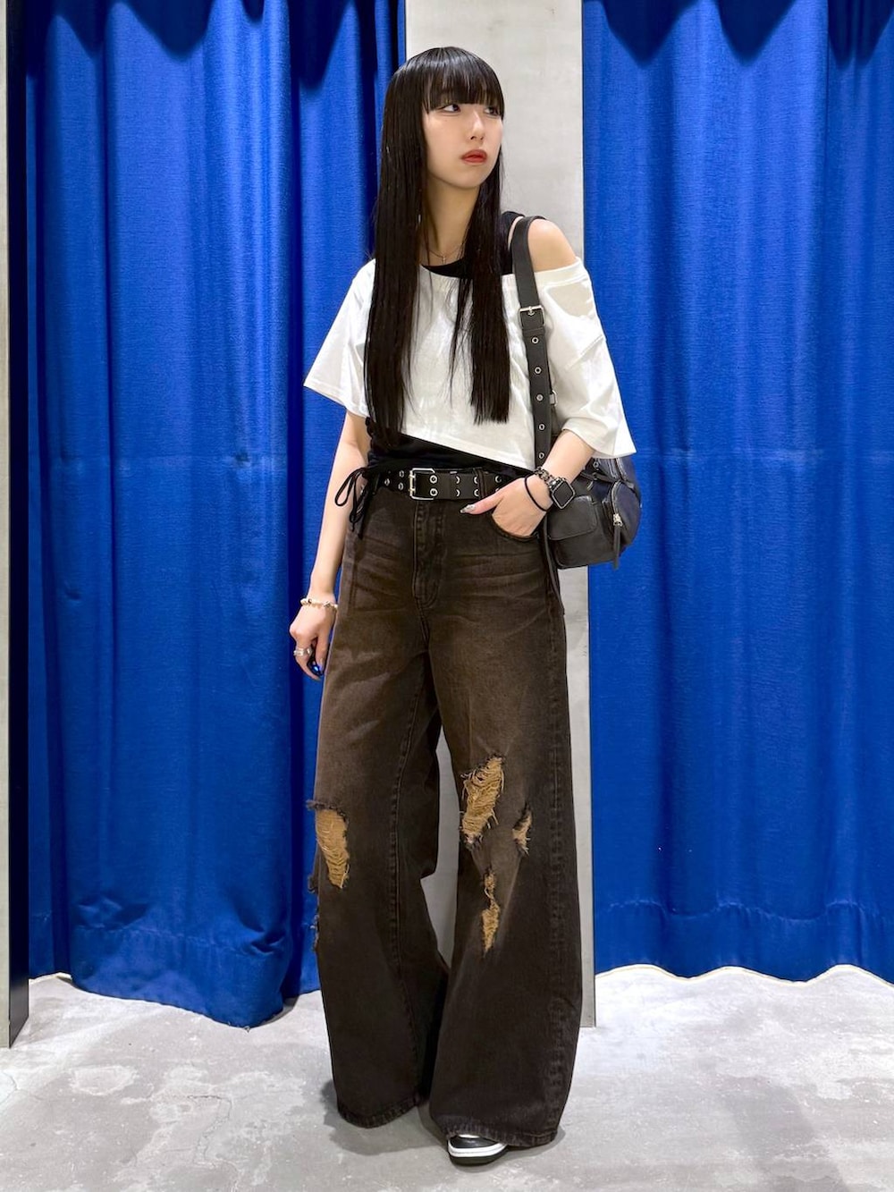 「ワントーン、モード、ストリート、高身長、PAGEBOY、カジュアル、モノトーン、Tシャツ、レイヤードスタイル、デニムパンツ、夏コーデ、ロングヘア」｜「PAGEBOYのクラシックデニムパンツ（デニムパンツ、ブラック系）」を使った、koyukiさん（レディース・165cm）の夏コーディネートの3枚目の写真