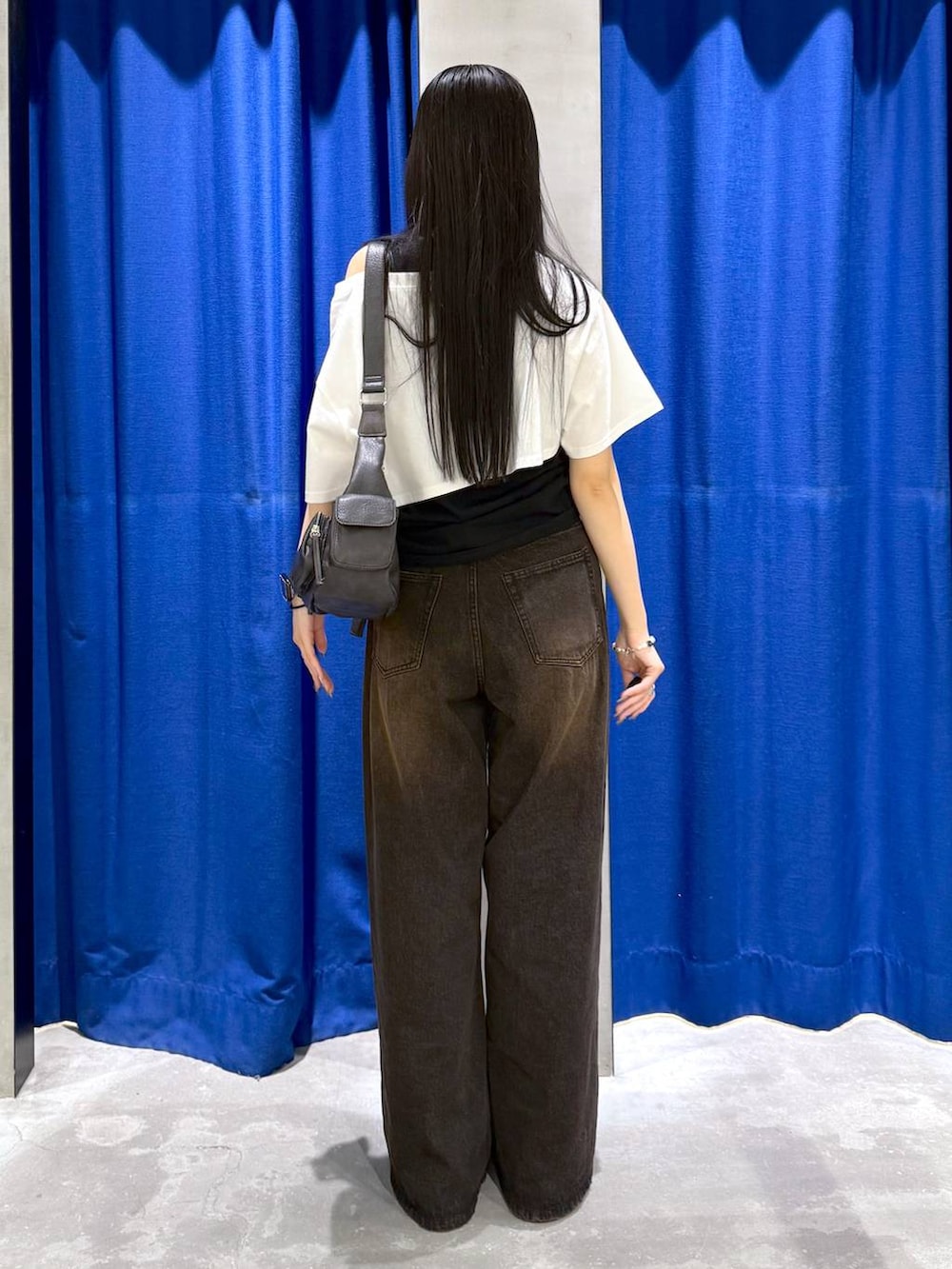 「ワントーン、モード、ストリート、高身長、PAGEBOY、カジュアル、モノトーン、Tシャツ、レイヤードスタイル、デニムパンツ、夏コーデ、ロングヘア」｜「PAGEBOYのクラシックデニムパンツ（デニムパンツ、ブラック系）」を使った、koyukiさん（レディース・165cm）の夏コーディネートの4枚目の写真