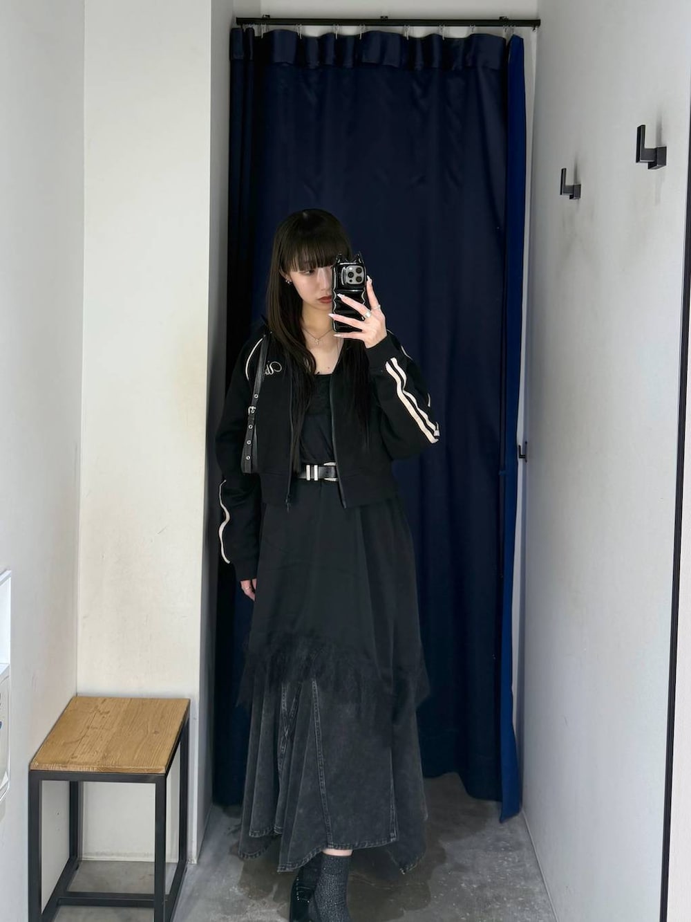 ブラック系のハンドバッグ、ブラック系のサンダル、ブラック系のチュニックを着用したレディースの春コーディネートの2枚目の写真