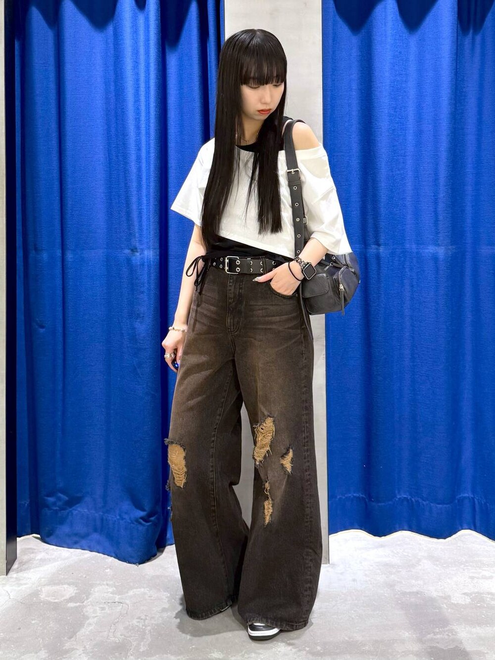 「ワントーン、モード、ストリート、高身長、PAGEBOY、カジュアル、モノトーン、Tシャツ、レイヤードスタイル、デニムパンツ、夏コーデ、ロングヘア」｜「PAGEBOYのクラシックデニムパンツ（デニムパンツ、ブラック系）」を使った、koyukiさん（レディース・165cm）の夏コーディネートの2枚目の写真