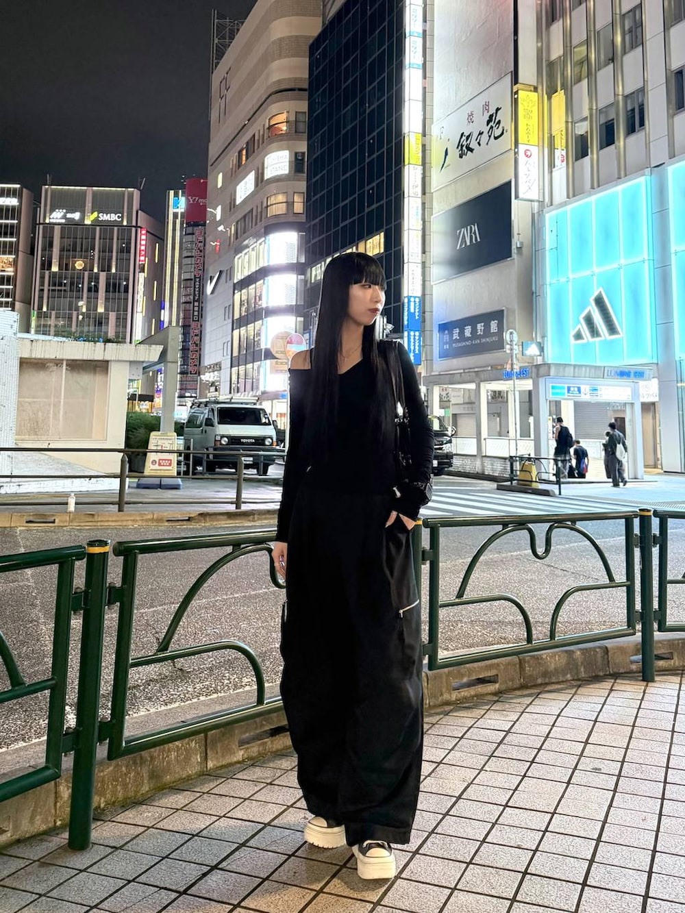 ブラック系のカーゴパンツを着用したレディースの秋コーディネートの2枚目の写真