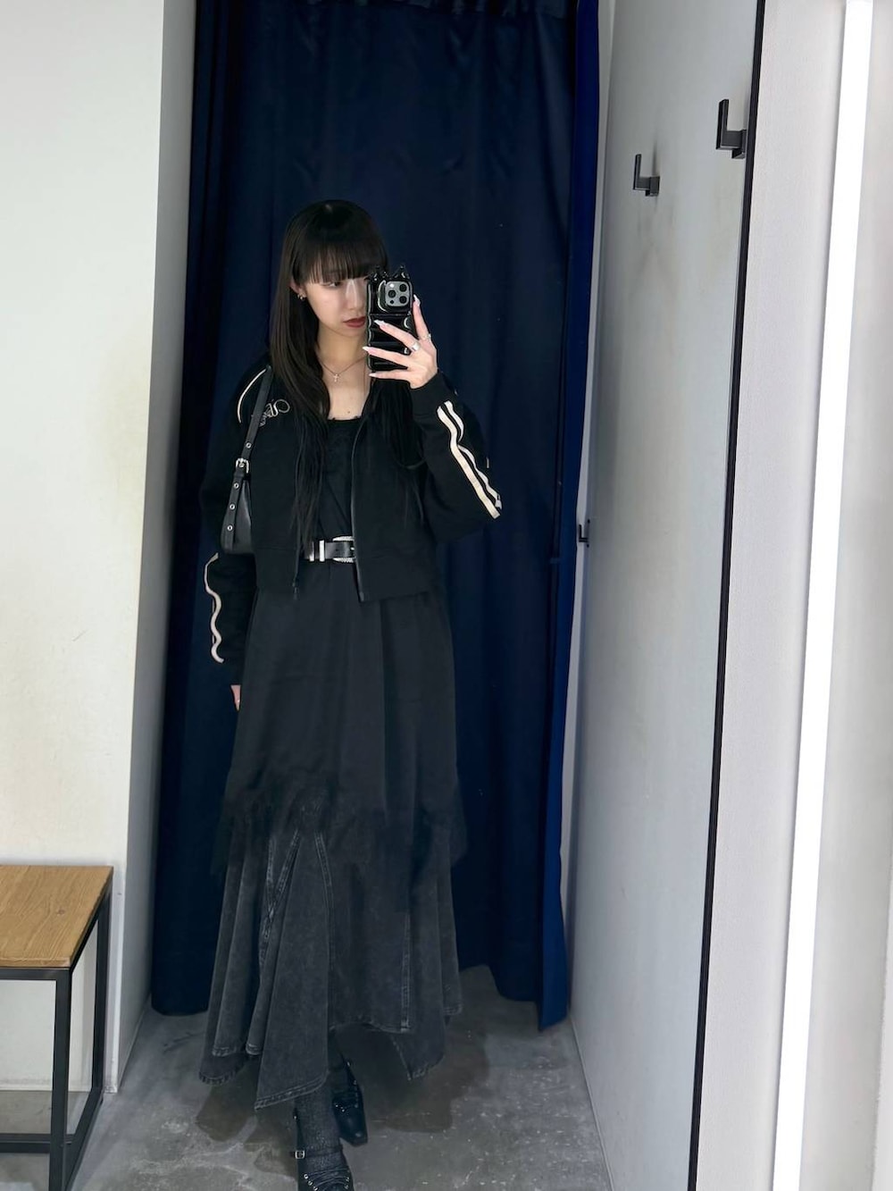 ブラック系のハンドバッグ、ブラック系のサンダル、ブラック系のチュニックを着用したレディースの春コーディネートの4枚目の写真