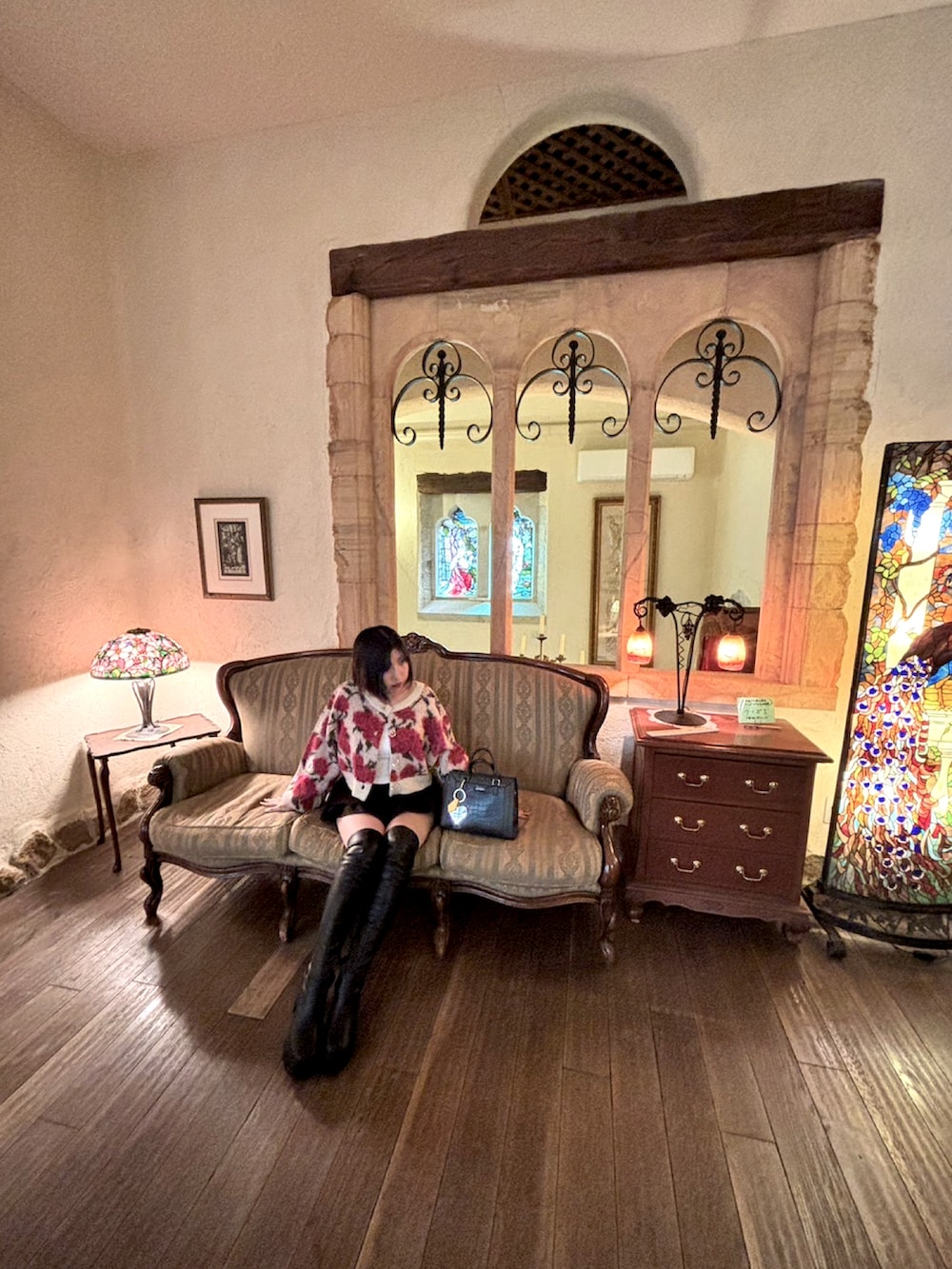 ホワイト系のニット/セーター、ブラック系のスカート、ブラック系のブーツを着用したレディースの秋コーディネートの2枚目の写真