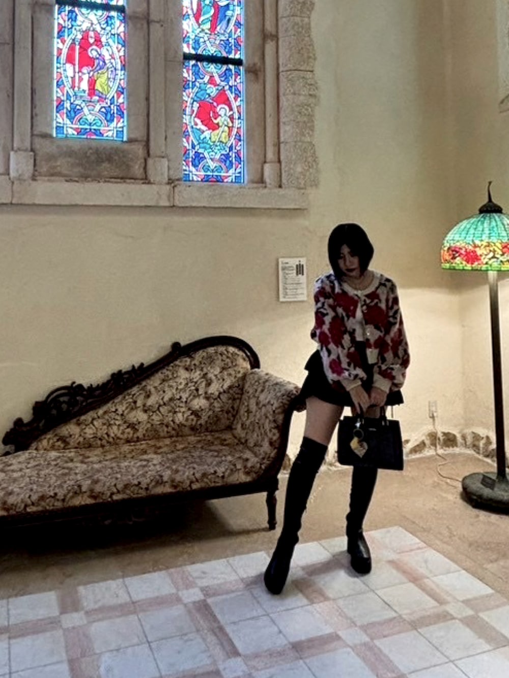 ホワイト系のニット/セーター、ブラック系のスカート、ブラック系のブーツを着用したレディースの秋コーディネートの3枚目の写真